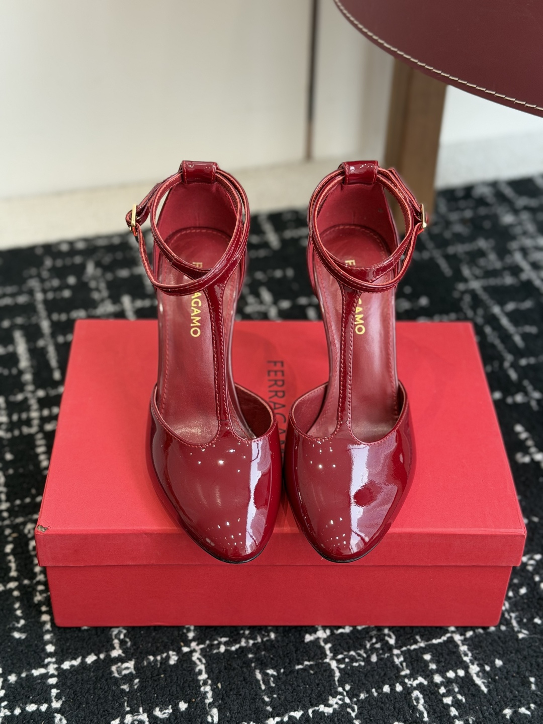 NO:787629,Purchasing-grade Ferragamo/Ferraga 26WF new T-strap round-toe patent leather high-heeled sandals continue to write elegant classics with Italian ingenuity. The high-gloss patent leather feels transparent and the neat T-strap modifies the line of the instep. The gentle round toe accommodates the foot shape and combines retro charm and modern neatness. The slender high-heeled shoes accurately lift the body shape, walking is light and stable, and will not be tiring after long-term wear. The iconic details hide a luxurious and elegant style. No unnecessary decoration but with a high-end aura.  Suitable for commuting suits, skirts, and evening dresses. It is low-key and noble. It is a timeless and exquisite choice in the wardrobe, and it is calm and elegant in every step. The fabric is made of original customized patent leather. The inner tiptoes are all sheepskin. Italian imported leather outsole Size35-39 (40/41 customized), high heels and sandals, ferragamo, sandals, high heels, skirts, business suit, sheepskin, Leather soles19860909代购级 Ferragamo/菲拉格26WF新品T字带 圆头漆皮高跟凉鞋 以意大利匠心续写优雅经典. 高光漆皮质感通透 利落T字带修饰脚背线条 温柔圆头包容脚型 兼顾复古韵味与现代利落. 纤细高跟精准拔高身形 行走轻盈稳定 久穿不累. 标志性细节暗藏奢雅格调 无多余装饰却自带高级气场. 通勤西装、裙装、晚宴礼服皆能适配 低调中绽放矜贵气质 是衣橱里永不过时的精致选择,定格每一步从容优雅. 面料采用原版定制漆皮 内里踮脚均为羊皮 意大利进口真皮大底 Size35-39（40/41定制）,高跟鞋凉鞋,ferragamo,sandals,high heels,skirts,business suit,sheepskin,Leather soles,Women's Shoes