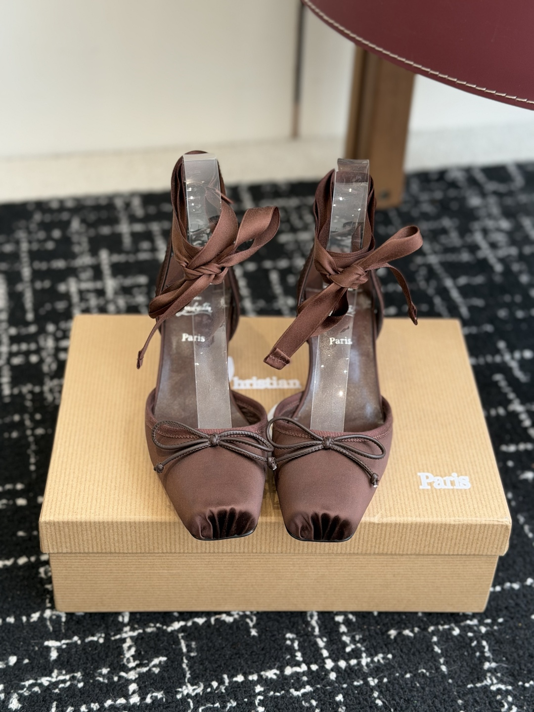 NO:787619,Purchasing agent Christian Louboutin 26 spring and summer new fashion catwalk ballet bow half drag high-heeled sandals CL red sole forever red-soled high-heeled new red-soled ballet high-heeled shoes. There is nothing to say. They are completely beautiful and crazy. Fatal temptation. I just tried it on my feet. Very easy to wear, very stable and very beautiful. Red-soled shoes. Super comfortable high-heeled shoes. Feminine shoes must have a pair of red-soled shoes. Silk upper, metallic sheepskin, inner sheepskin, heel height 5cm.  Size35-41 (40 41 customized, non-returnable), high heels and sandals, christian louboutin, sandals, high heels, sheepskin, real silk19860909代购级 Christian Louboutin 26春夏新款时装走秀芭 蕾蝴蝶结 半拖 高跟凉鞋 CL红底永远的 红底高跟 新款红底芭蕾高跟鞋 没什么好说的 就是一整个美疯 致命的诱惑 刚刚上脚试了 非常好穿非常稳 也非常美 红底鞋 超舒适的高跟鞋 女人味鞋子必须有一双红底鞋 鞋面真丝 金属羊皮 内里羊皮 跟高5cm Size35-41（40 41 订做不退换）,高跟鞋凉鞋,christian louboutin,sandals,high heels,sheepskin,real silk,Women's Shoes