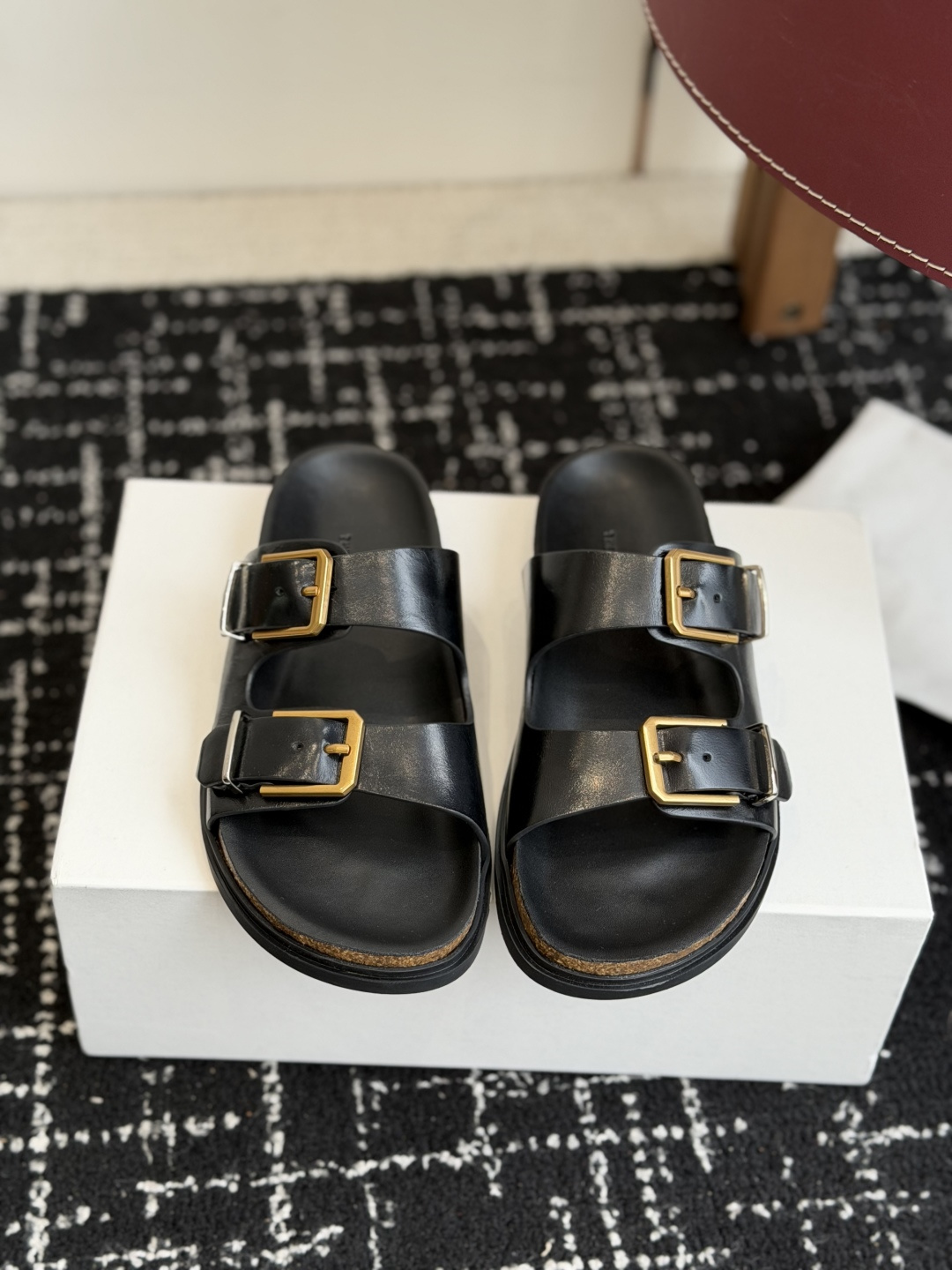 NO:789224,Purchasing agent The row 26ss new spring and summer simple wrinkled surface simple flat slippers!  Therow's consistent minimalist style, clean layout design without any decoration, only the design as the highlight, highlights the temperament and personality!  The upper is made of imported soft cowhide and imported suede, which is soft, comfortable and soft. The original rubber outsole combination has a high-end texture. Size35-40 (customized for 40, non-returnable), slippers, slippers, cowhide, chamois leather19860909代购级 The row 26ss 春夏新款简易皱面简易平底 拖鞋！ Therow一贯的极简风格 干净利落的版面设计 没有任何装饰 仅以设计为亮点 凸显气质和彰显个性！ 鞋面采用进口绵软牛皮 进口麂皮 柔软舒适柔软 原版橡胶大底组合 高档质感 Size35-40（40定做不退换）,拖鞋,slippers,cowhide,chamois leather,Women's Shoes