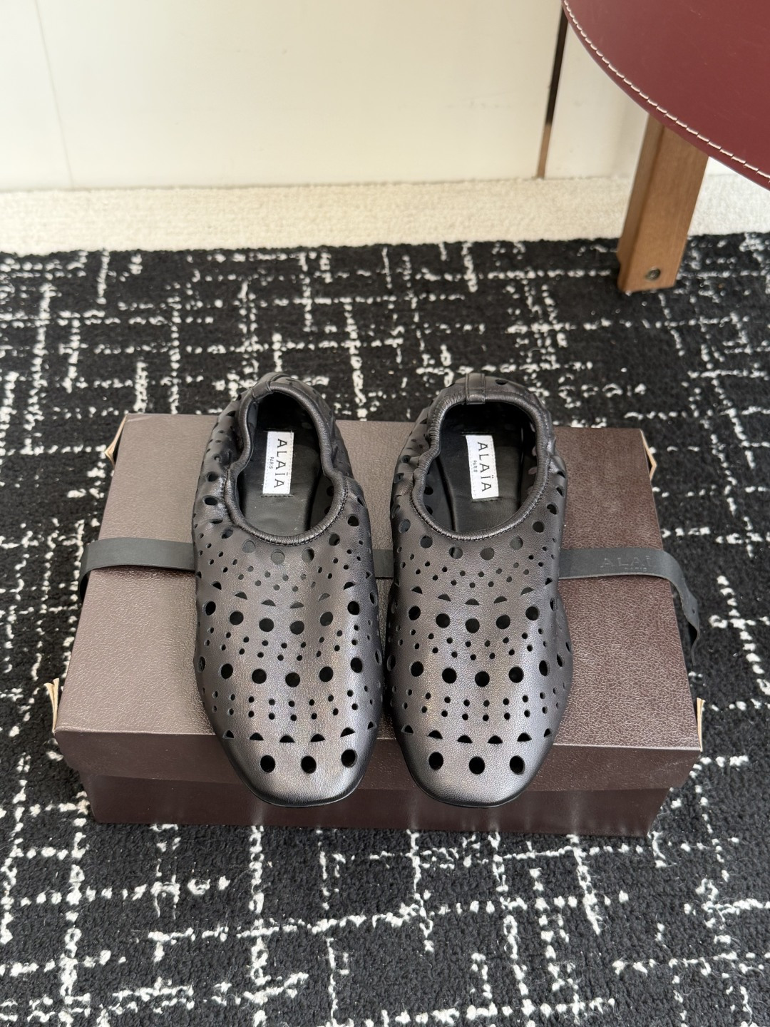NO:788557,Top quality ALAiAI 26c new arrival~ Alaia hollow ballet shoes, made of Yangjing material, soft and comfortable on the feet, like stepping on clouds, especially comfortable for daily commuting, whether it is jeans, skirts or trousers, size: 35-42 (40 41 42 custom-made, non-refundable), ballet shoes, alaia, skirts, jeans, sheep19860909顶级品质 ALAiAI 26c new arrival～ Alaia镂空芭蕾舞鞋,采用羊京材质制作而成, 脚感柔软舒适,像踩在云朵上般的感觉 特别舒服日常通勤无论是牛仔裤 裙装 或裤装都能搭配 size:35-42（40 41 42 订做不退换）,芭蕾舞鞋,alaia,skirts,jeans,sheep,Women's Shoes