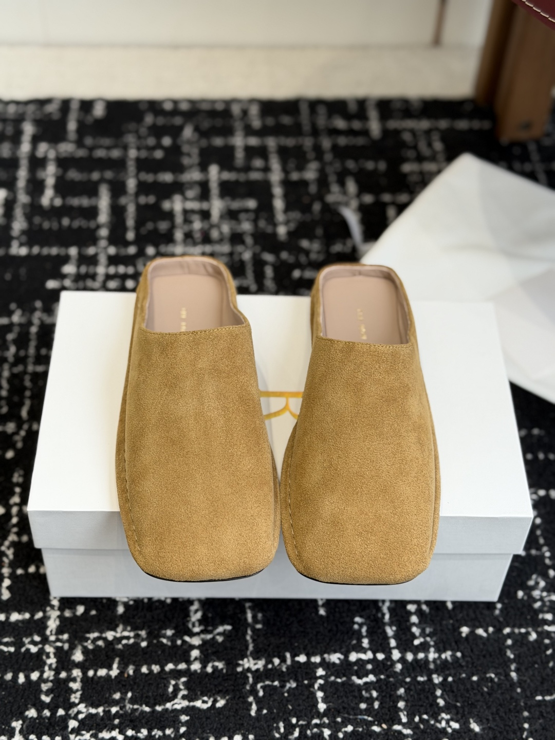 NO:787618,Dongguan purchasing agent The Row style loose 26ss spring and summer new style Baotou drag and half drag. I prefer the unobtrusive texture of The Row. The matte suede, the delicate leather, the square toe outline hides a retro accent, and the lazy Muller drag is just suitable for a slow-paced life. Size 35-40 (40 customized, non-returnable), half drag, chamois leather19860909东莞代购级 The Row 式的松驰 26ss 春夏新款 包头拖 半拖 偏爱 The Row 这种不张扬的质感.麂皮的哑光、皮革的细腻,方头轮廓藏着复古腔调, 穆勒拖的慵懒,刚好适配慢节奏的生活 Size35-40（40订做不退换）,半拖,chamois leather,Women's Shoes