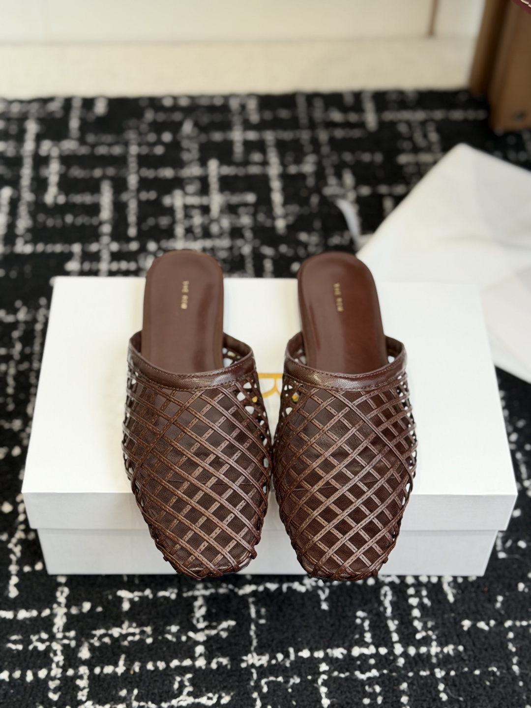 NO:787608,Dongguan purchasing grade The Row style loose 26ss spring and summer new style half drag and sandal. I prefer the unobtrusive texture of The Row. The calfskin woven leather is delicate, the square toe outline hides a retro accent, and the Muller drag is lazy, just suitable for a slow-paced life. Size 35-40 (40 customized, non-refundable), half drag, cowhide19860909东莞代购级 The Row 式的松驰 26ss 春夏新款 半拖 凉拖 偏爱 The Row 这种不张扬的质感.小牛皮 编织 皮革的细腻,方头轮廓藏着复古腔调, 穆勒拖的慵懒,刚好适配慢节奏的生活 Size35-40（40订做不退换）,半拖,cowhide,Women's Shoes