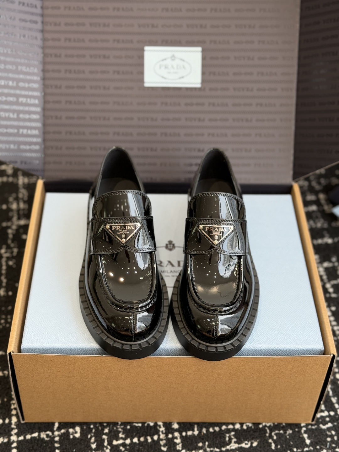 NO:787617,Dongguan purchasing agent level (official website sync box packaging) Prada PRADA 26ss new color gold buckle silver buckle thick-soled loafers single shoes Prada PRADA loafers top version heightening small leather shoes are now available, original copy!  Oil edge craftsmanship ~ flawless!  The upper is made of high-end calfskin patent leather, which is truly top-notch. Please pay attention to the details to confirm the quality. Thick-soled platform shoes, heel height 6cm, non-slip soles, with logo details, low-key tribute to the brand design heritage, creating a perfect style. Street style is cool and sassy, ​​C-position fashionable wear classic shoe shape, showing exquisite texture!  Has a high-end temperament!  Fabric imported calf patent leather, original molding for buckles, soft silk cowhide lining, soft silk cowhide for feet, Size 35-40 (40 orders made, non-returnable), loafers, prada, prada, loafers, cowhide19860909东莞代购级（官网同步盒包装） 普拉达 PRADA 26ss 新色 金扣 银扣 厚底乐福鞋 单鞋 普拉达 PRADA 乐福鞋顶级版本增高小皮鞋火爆登场,原板复制！油边工艺～完美无瑕！采用高级感满满的小牛皮漆皮做鞋面,真正做到最顶级,请各位看清细节认准品质 厚底松糕鞋,跟高6cm,防滑鞋底,带logo标识细节,低调致敬品牌设计传承,打造属于完美的风格.炸街款又酷又飒 C位时髦穿搭经典鞋型,呈现出精致质感！拥有着高档气质！ 面料进口小牛漆皮 饰扣原板开模 内里柔软丝绸牛皮 垫脚柔软丝绸牛皮 Size35-40（40订做不退换）,乐福鞋,prada,prada,loafers,cowhide,Women's Shoes