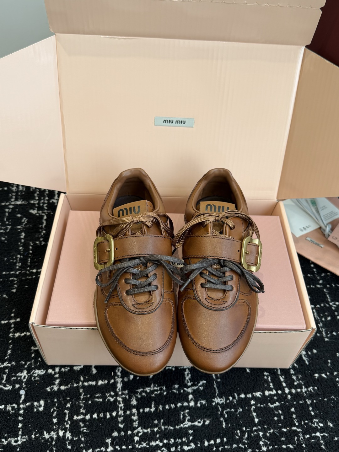 NO:787854,Top purchase airplane box version Miu Miu Fashion Week spring and summer series show display model The overall shoe shape is simple + thin sole design, the color is bold and fashionable~ The show craftsmanship is a close-up of details from the Miu Miu series. The trend element of the new season is a multi-faceted collision with the beloved concept of the moment, conveying modern style~ It looks good no matter how you wear it. This summer’s fashionista’s favorite is super comfortable on the feet. The fabric is imported distressed polished cowhide. The lining is original and the outsole is original. The color is brown.  White color, size 35-40 (40 customized), casual shoes/sports shoes, miumiu, sneakers, cowhide19860909顶级代购飞机盒版本 miumiu缪缪时装周春夏系列秀场展示款 整体鞋型线条简约＋轻薄鞋底设计,配色大胆时尚~秀场工艺来自Miu Miu系列的细节特写 新季的潮流要素一 与此刻挚爱的概念,多元对撞,传达现代风格~ 怎么穿都好看今夏时髦精最爱 上脚超级舒服 面料进口做旧擦色牛皮 内里原版内里 大底原版鞋底 颜色棕擦色 白擦色 码数35-40（40定做）,休闲鞋/运动鞋,miumiu,sneakers,cowhide,Women's Shoes