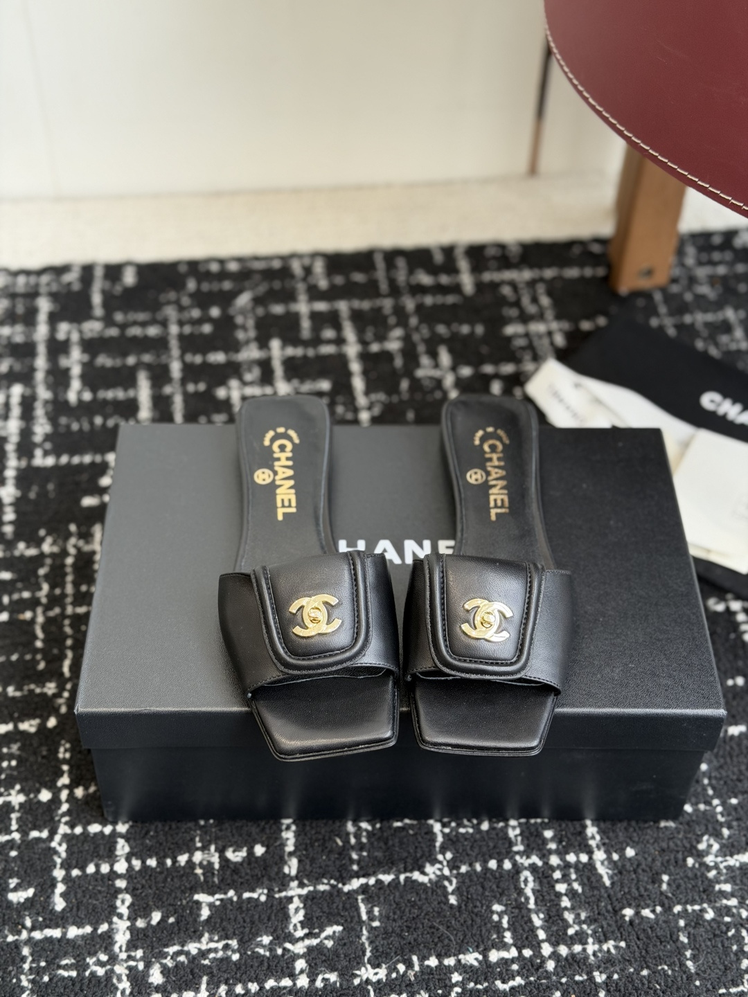 NO:787845,Purchasing agent Chanel Xiaoxiang 26ss spring and summer new holiday sheepskin lazy slippers A new design of Xiaoxiang The upper is decorated with double C hardware. It is simple and versatile and looks super beautiful no matter how you look at it. The upper is made of imported sheepskin, the lining is sheepskin, and the outsole is Italian genuine leather. Size#35-41 (40 41 is custom-made and cannot be returned or exchanged), slippers, chanel, slippers, sheepskin, Leather  soles19860909代购级 Chanel 小香 26ss 春夏新品度假 羊皮 懒人拖 小香的一款全新设计 鞋面搭配双C五金装饰 简约百搭上脚超级美的 怎么看都超美 鞋面采用进口羊皮 内里垫脚羊皮 大底意大利真皮大底 Size#35-41（40 41 订做不退换）,拖鞋,chanel,slippers,sheepskin,Leather soles,Women's Shoes