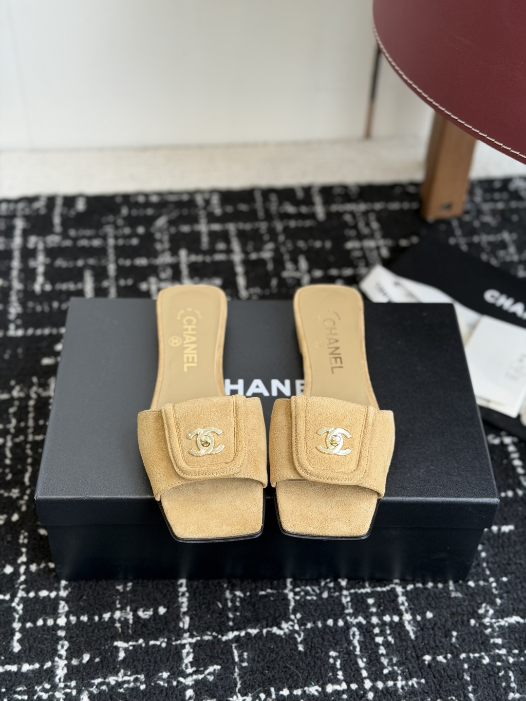 NO:787848,Purchasing agent Chanel Xiaoxiang 26ss spring and summer new holiday sheepskin lazy slippers A new design of Xiaoxiang The upper is decorated with double C hardware. It is simple and versatile and looks super beautiful no matter how you look at it. The upper is cow suede and the lining is sheepskin. The outsole is Italian genuine leather. Size#35-41 (40 41 custom-made and non-returnable), slippers, chanel, slippers, sheepskin, Leather  soles19860909代购级 Chanel 小香 26ss 春夏新品度假 羊皮 懒人拖 小香的一款全新设计 鞋面搭配双C五金装饰 简约百搭上脚超级美的 怎么看都超美 鞋面牛反绒 内里垫脚羊皮 大底意大利真皮大底 Size#35-41（40 41 订做不退换）,拖鞋,chanel,slippers,sheepskin,Leather soles,Women's Shoes