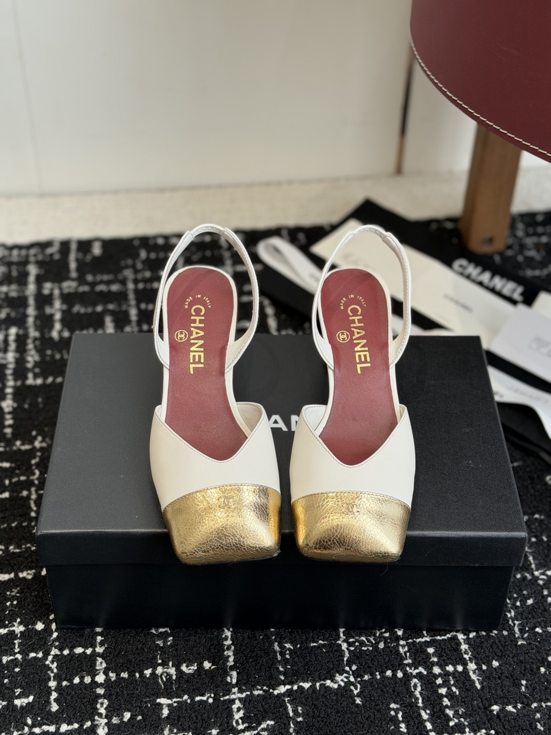 NO:787839,Purchasing agent CHANEL Xiaoxiang 26ss early spring new model, large square-toe heels with empty back, retro French elegance, full of high-end sense. Grandma Fragrant Mary Jane sandals with empty back, a pair of sandals that are very popular recently!  The large square toe design directly lengthens the legs!  A very white fairy style. It completely interprets French romance!  The fabric is imported mixed sheepskin, the inner padding sheepskin, soft and delicate, 100% comfortable for the feet, beautiful and super feminine at the same time, Italian leather outsole Size#35-41 (40 41 custom-made, non-returnable), sandals, chanel, sandals, mary jane, sheepskin, Leather soles19860909代购级 CHANEL小香 26ss 早春新款 后空大方头跟鞋,复古法式优雅感,高级感十足 香奶奶后空玛丽珍凉鞋,最近很火的一双凉鞋！大方头设计直接拉长腿型！很显白的神仙款型.完全诠释法式浪漫！ 面料进口混种羊皮,内里垫脚羊皮,柔软细腻,脚感舒适度百分百,美观的同时又超显女人味,意大利真皮大底 Size#35-41（40 41订做不退换）,凉鞋,chanel,sandals,mary jane,sheepskin,Leather soles,Women's Shoes