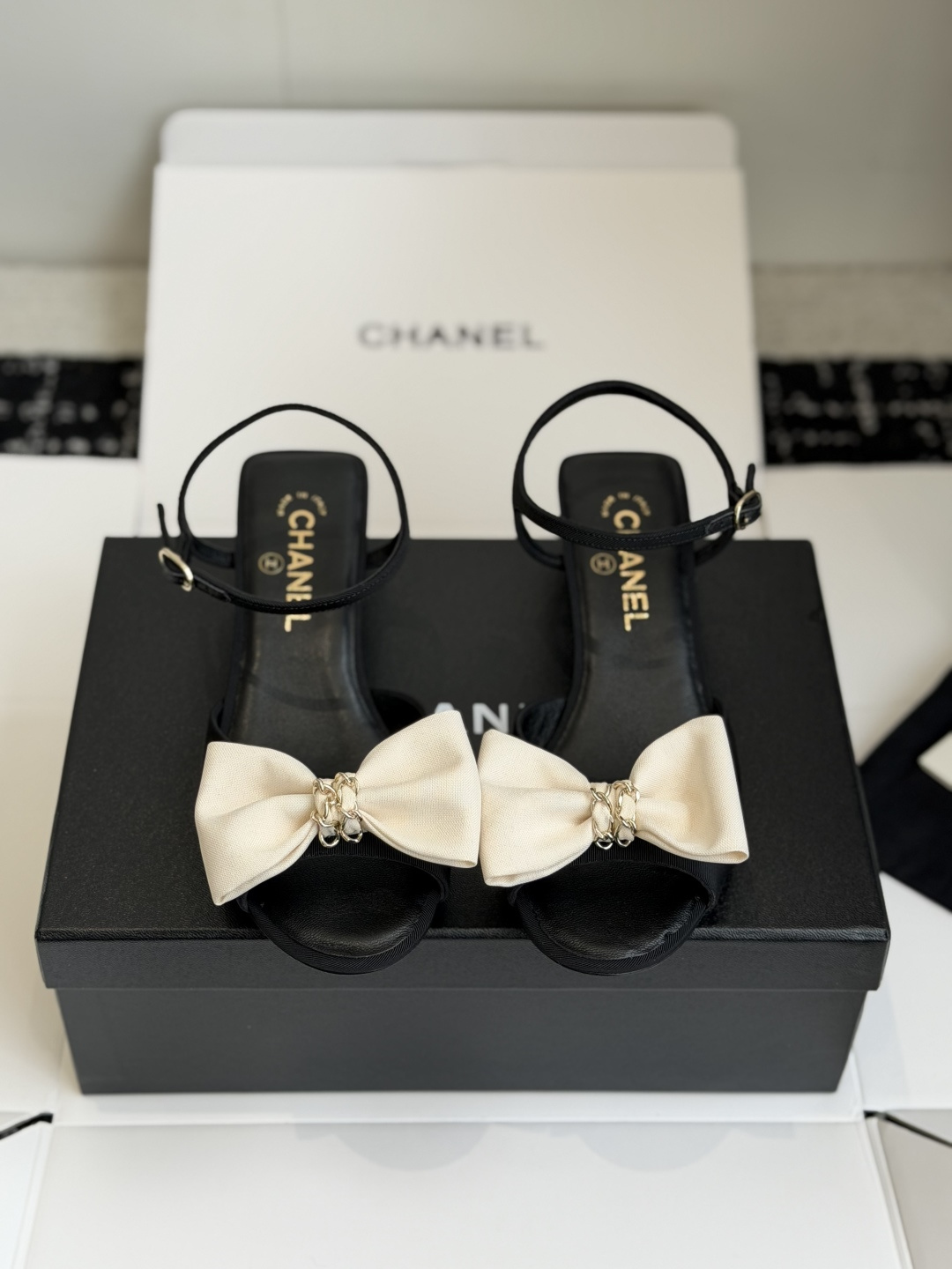 NO:787842,Dongguan purchasing agent chanl26's latest sweet little bow sandals, simple and elegant spring and summer new style, upper material silk satin silk + gold chain, lining material lambskin, outsole material imported leather outsole ⅠPS combination sole, heel height 4.5Cm, size 35-40 (40 customized), sandals, chanel, sandals, sheepskin, real silk, Leather soles19860909东莞代购级 chanl26年最新款甜美小蝴蝶结凉鞋 简洁大方的春夏季新款 鞋面材质丝缎真丝+金色链条 内里材质小羊皮 大底材质进口真皮大底ⅠPS组合底 跟高4.5Cm 码数35-40（40定做）,凉鞋,chanel,sandals,sheepskin,real silk,Leather soles,Women's Shoes