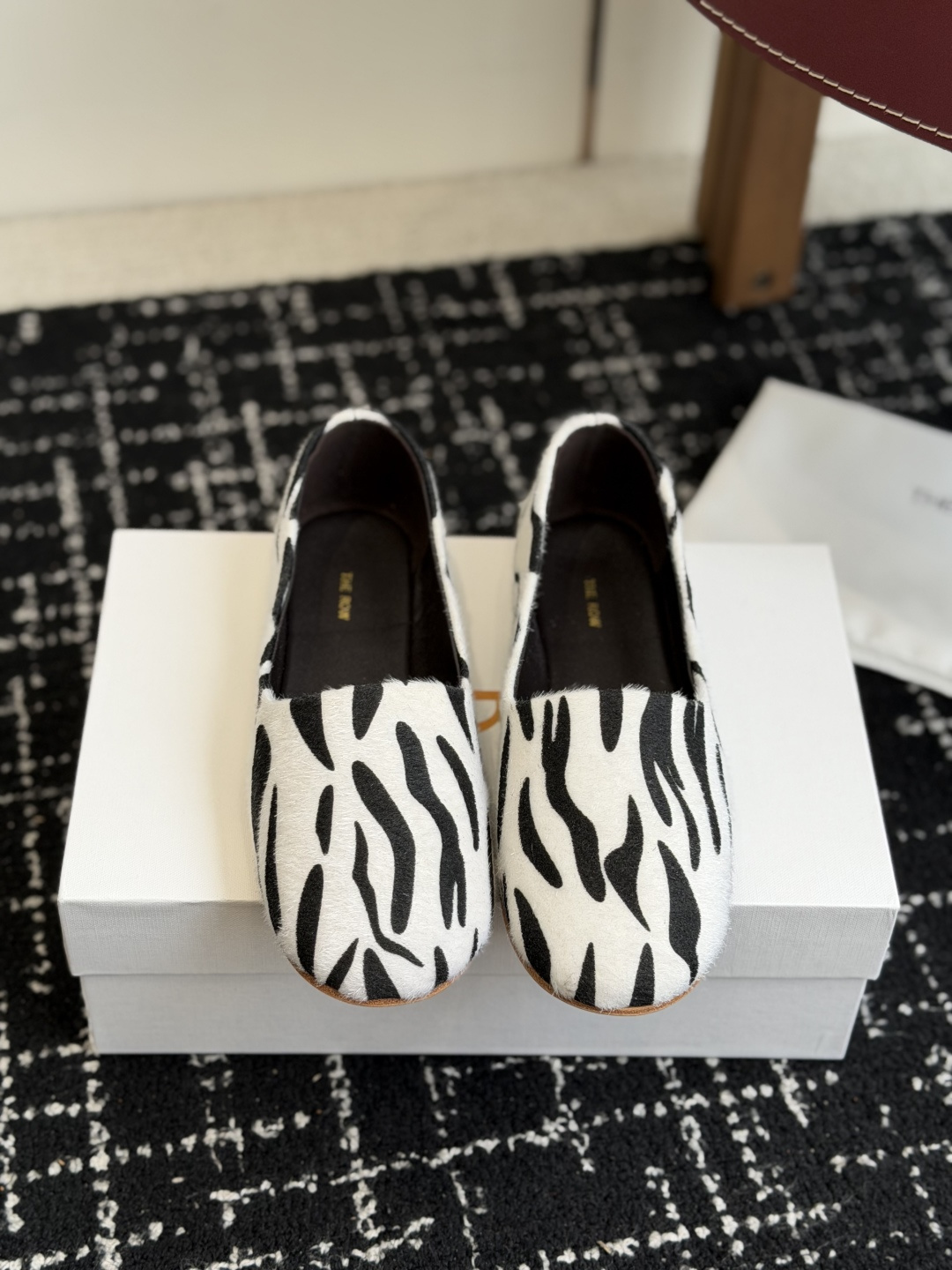 NO:787836,Purchasing agent level niche trendy brand The Row26 new spring and summer suede slip-on loafers, flat single shoes, package shoes, grandma shoes. I fell in love with this shoe at the first sight. It looks inconspicuous but makes people like it more and more as they look at it. It is simple and advanced, with a bit of retro flavor, it looks good with any combination!  All the major internet celebrity bloggers are wearing it. It looks so good on the feet. The whole shoe is very soft, easy to wear without rubbing on the feet. It is a practical shoe and very versatile!  The upper is made of imported velvet/zebra pattern special materials. Stitched genuine leather outsole. Size: 35-39 (40 customized, non-returnable), loafers, loafers, Leather soles19860909代购级 小众潮牌 The Row26春夏新款绒面一脚蹬乐福鞋平底单鞋套包鞋奶奶鞋 第一眼看到这个鞋子就爱上了,看着不起眼但却让人越看越喜欢,简单又高级,带点复古味随意搭配都好看！各大网红博主都在穿它,上脚起来实在太好看了,整个鞋子非常非常柔软,好穿不磨脚,又实用的一款单鞋,非常百搭！ 鞋面采用进口丝绒/斑马纹特材 缝线真皮大底 码数:35-39（40定做不退换）,乐福鞋,loafers,Leather soles,Women's Shoes