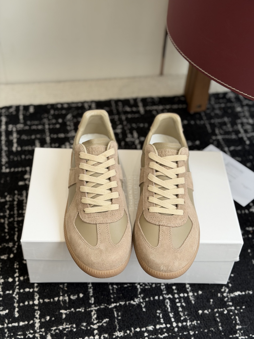 NO:787862,Purchasing agent level MaisonMargiela MM6 Margiela 26 new colors Couple model Moral training shoes Casual sports shoes Original purchase and development Production of genius designer brand, a light luxury brand This German training shoe continues the classic T-shaped leather splicing design. It has been carefully improved many times by the design team, just to let you experience the most original military taste.  Material Special material/cloth surface, soft and delicate characteristics combined with fashionable cloth surface, making it extremely soft and comfortable while maintaining good breathability ~ Comfort and texture go hand in hand, making it easy to wear any combination in all seasons. Fabric Original custom-made imported cowhide. Lining imported soft sheepskin. Outsole original molded rubber material. Bottom thickness 2.5CM. Size women's 35-40 / men's 39-45 (women's 40).  Men's 45 (custom-made, non-refundable), casual shoes/sports shoes, masion margiela, masion margiela, sneakers, cowhide, sheepskin19860909代购级 MaisonMargiela MM6 马吉拉 26新色 情侣款 德训鞋 休闲 运动鞋 原版购入开发 做货 鬼才设计师品牌,一个轻奢品牌 这一款德国训练鞋延续了经典的T形真皮拼接设计,经过设计团队多次的精心改良,只为让您体验最原始的军旅味道 材质特殊材料/布面,柔软细腻的特点与时尚潮流的布面相结合,使其既有超高的柔软舒适度,又同时保持不错的透气性能~舒适与质感并行,轻松驾驭四季穿着任何搭配 面料原版定制进口牛皮 内里进口柔软羊皮里 大底原版开模橡胶材质 底厚2.5CM Size女款35-40 / 男款39-45（女40 男45订做不退换）,休闲鞋/运动鞋,masion margiela,masion margiela,sneakers,cowhide,sheepskin,Women's Shoes