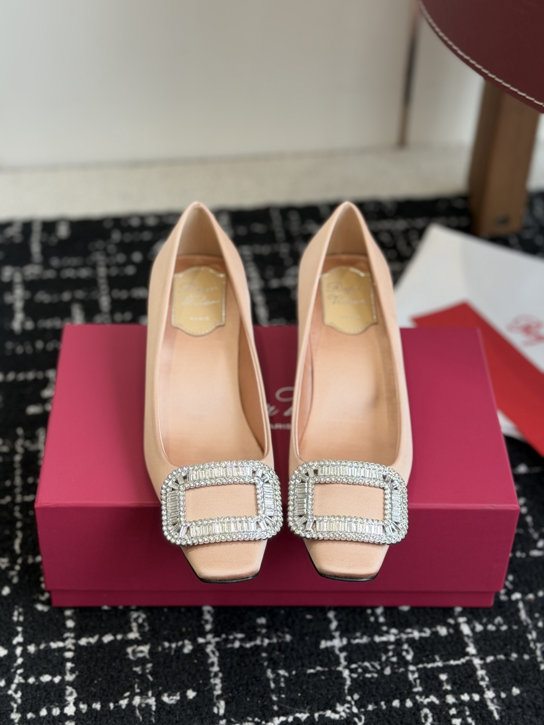 NO:787859,Dongguan purchasing agent grade * RV 26ss new flower series diamond buckle white c-position diamond buckle Mary Jane shoes!  The French retro style is so charming and catches your eye at first sight. It looks white and elegant. It has a feminine touch whether it is paired with a skirt or jeans. The small thick heels can also increase the height of the legs when walking steadily. The ballet shoes continue the essence of elegance and convey the hot love. Everyone can't put it down. Meet everyone's needs. Vivi's always beautiful and moving soft leather with classic and generous buckles easily presents a summer romantic style, hiding a full red heart, full of passion every step of the way. Material: original silk  Hardware original Swarovski double rhinestones sole original leather outsole height about 4.5cm Size35-39, single shoes, sandals, mary jane, skirts, jeans, real silk, Leather soles19860909东莞代购级 * RV 26ss新款花朵系列钻扣显白c位钻扣玛丽珍单鞋！ 法式复古感好迷人一眼就相中,显白又显优雅气质~无论是搭配裙装还是牛仔裤都hin有女人味~带的小粗跟走路稳稳的还能增高显腿长芭蕾舞鞋 延续优雅精髓,传递炙热爱意~双钻扣凉鞋 大家爱不释手.满足大家需求 一贯vivi家唯美动人柔软皮革搭配经典大方扣轻松呈现夏日浪漫风情暗藏饱满红心,步步浓情四溢  材质:原版真丝 五金原版施华洛双水钻 鞋底原版真皮大底 高度约4.5cm Size35-39,单鞋,sandals,mary jane,skirts,jeans,real silk,Leather soles,Women's Shoes