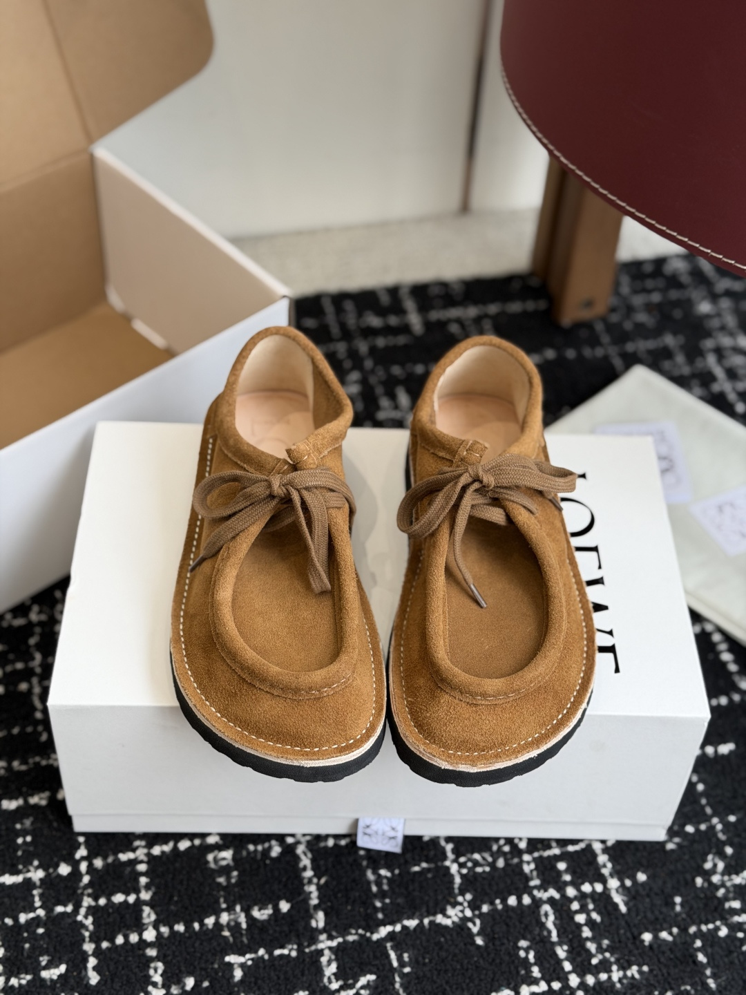 NO:787856,Dongguan purchasing agent LOEWE new loafers, short boots, new products, powerful, round toe, cute, one shoe can be worn in two, the heel can be stepped on to be a British drag, super good match, soft and waxy on the upper foot, super comfortable, imported suede fabric, lining: sheepskin outsole, ultra-light foam outsole  Size #Female 35-40 (40 customized), loafers, loewe, loewe, loafers, boots, sheepskin, chamois leather19860909东莞代购级乐福 LOEWE 罗意威 新款乐福鞋 短靴 新品 实力来袭  圆头圆脑的鞋头可可爱爱 一鞋两穿 后跟可踩下当英伦拖 超好搭配 上脚软软糯糯 超级无敌舒适 面料进口麂皮 内里:羊皮 大底超轻发泡大底 Size#女35-40（40定制）,乐福鞋,loewe,loewe,loafers,boots,sheepskin,chamois leather,Women's Shoes