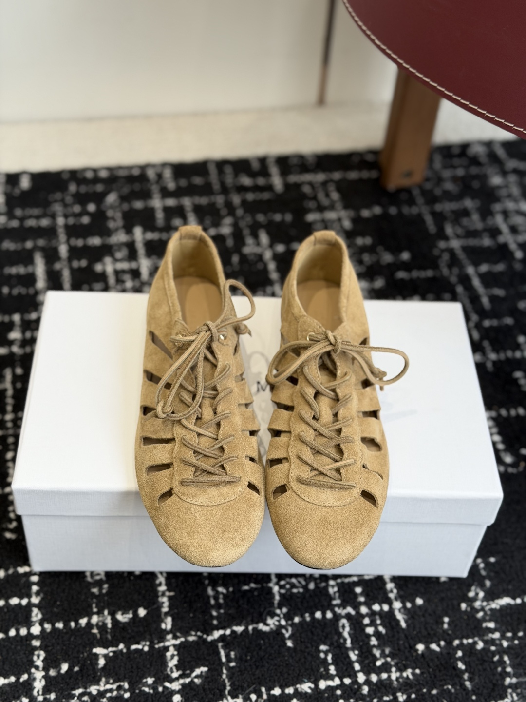 NO:787853,Purchasing agent super cool show style ISABEL MARANT 2026 spring and summer new LEYZA lace-up ballet flats, effortless elegant style, hollow Roman style. The upper is made of high-mercerized cow suede, soft and skin-friendly, comfortable barefoot feeling, original Italian leather sole. Four colors: dark gray, caramel brown, khaki, off-white. Size 35-40 (customized in 40), single shoes, flats, chamois leather19860909代购级 超酷秀场同款 ISABEL MARANT2026春夏新款LEYZA 系带芭蕾平底鞋 ,不费力的优雅风格,镂空罗马风格 鞋面使用高丝光牛麂皮,柔软亲肤,舒适裸足感,原版意大利真皮底 四色入深灰,焦糖棕,卡其色,米白 码数35-40（40定做）,单鞋,flats,chamois leather,Women's Shoes