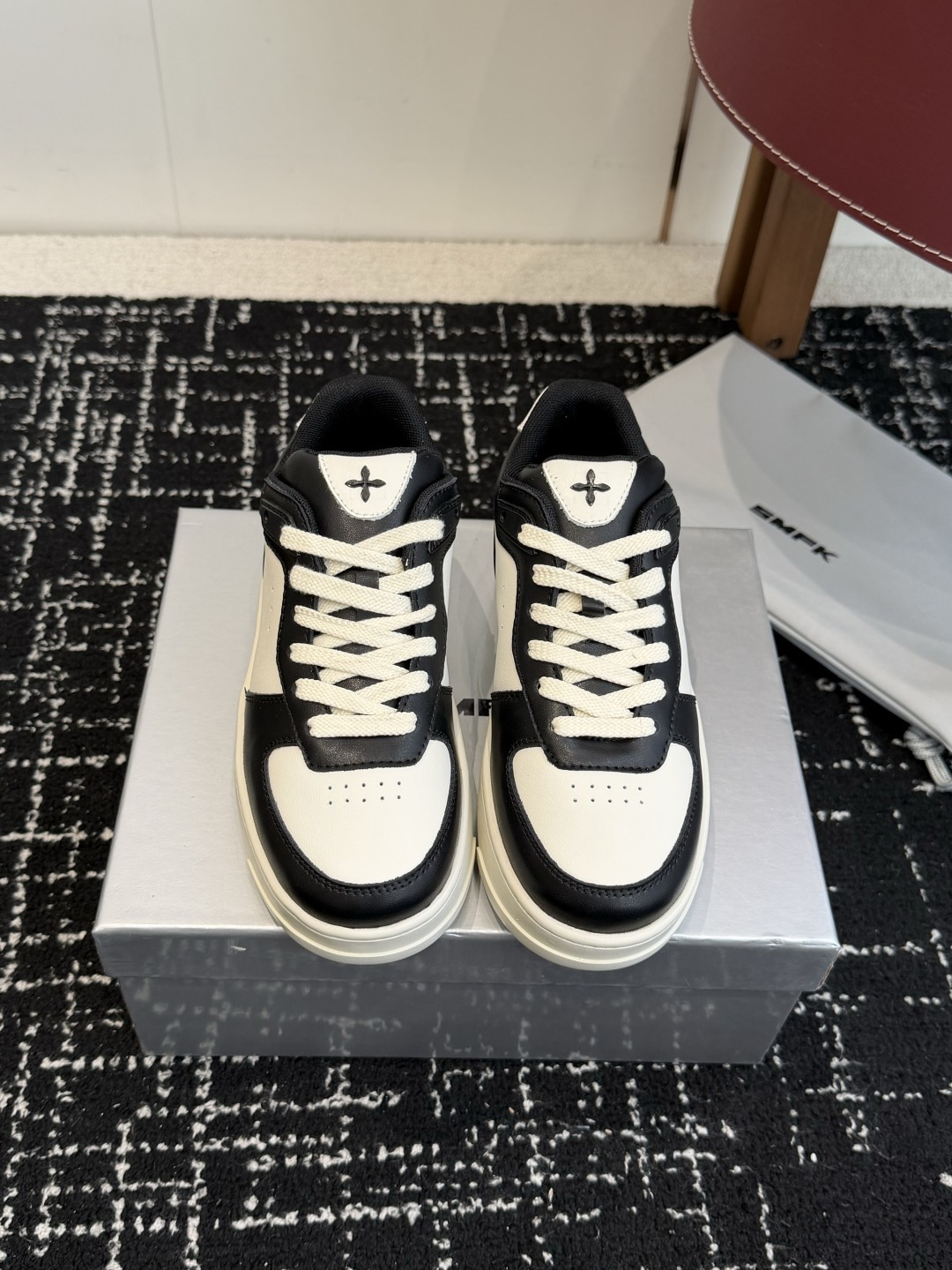 NO:787844,Purchasing-grade SMFK new big plate teeth second generation, Klein blue, retro American style, looks good with anything, black warrior, matte texture, perfect for commuting and fitness. Panda color matching, classic and versatile, for students to rush with their eyes closed. Pure white model, gentle schoolgirl style, with skirt, the soft leather is not abrasive, and the soles are so comfortable that you will not feel tired after running around all day!  Fabric: Cowhide Lining: Breathable cotton mesh Size 35-40 (40 customized), casual shoes/sports shoes, sneakers, skirts, cowhide19860909代购级 SMFK新款大板牙二代 克菜因蓝 、复古美式,搭啥都出彩 黑武士、哑光质感,通勤健身两不误 熊猫拼色、经典百搭,学生党闭眼冲 纯白款 、温柔学姐风,配裙绝了软皮不磨脚,鞋底舒服到暴走一天都不累！ 面料:牛皮 里料:透气棉网 码数35-40（40定做）,休闲鞋/运动鞋,sneakers,skirts,cowhide,Women's Shoes