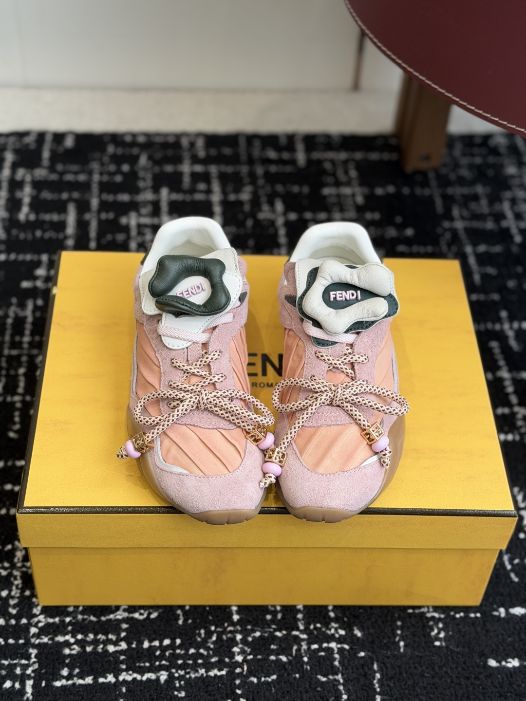NO:787847,Purchasing-grade FENDI catwalk models, Delfina casual shoes, exclusive top-quality supply!  The ceiling in the single product is full of high-end feeling. Whether it is paired with a skirt or trousers, it exudes a high-end and elegant temperament!  Invincible texture. The upper is made of FF metal letters, sheepskin feet and lining, and the shoe straps are decorated with FF letter buckles (good news for lazy people, you can directly remove this buckle when putting on and taking off the shoes without having to buckle the shoe buckle). Full package size: 35-40 (40 customized), casual shoes/sports shoes, fendi, fendi, sneakers, skirts, sheepskin19860909代购级 FENDI芬迪走秀款,Delfina休闲鞋,独家顶级货源！ 单品中的天花板,高级感满满,无论搭裙子还是裤装都透露出高级、大气的气质！无敌质感 鞋面选用FF金属字母,羊皮垫脚和内里,鞋绊带饰有FF字母扣（懒人福音,穿脱可以直接卸下这个扣子不用扣鞋绊扣眼）,全套包装 码数size: 35-40（40定制）,休闲鞋/运动鞋,fendi,fendi,sneakers,skirts,sheepskin,Women's Shoes