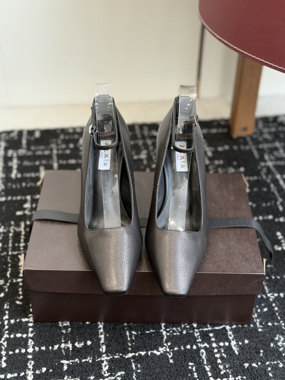 NO:787838,Purchasing agent ALAIA 26ss new spring and summer style, small square toe, wedge high heels, slippers, sandals. This wedge mules has a small square toe design and a unique cube heel. It is made of imported sheepskin. Decorated with elastic heel straps, it easily creates a fashionable and modern feel. The upper is made of imported sheepskin, the lining is sheepskin, and the original open-molded Italian leather outsole has a heel height of 9cm.  Size: 35-40 (40. Customized, non-refundable), high heels, alaia, sandals, high heels, slippers, sheepskin, Leather soles19860909代购级 ALAIA阿莱亚 26ss 春夏新款 小方头头 坡跟高跟 拖鞋 凉鞋 这款坡跟穆勒鞋,小方头设计,搭配别具一格的立方体鞋跟,采用进口羊皮制成.饰以弹性后跟饰带.轻松营造时尚摩登之感. 鞋面采用进口羊皮 内里垫脚羊皮,原版开模意大利真皮大底 跟高9cm Size:35-40（40.定做不退换）,高跟鞋单鞋,alaia,sandals,high heels,slippers,sheepskin,Leather soles,Women's Shoes