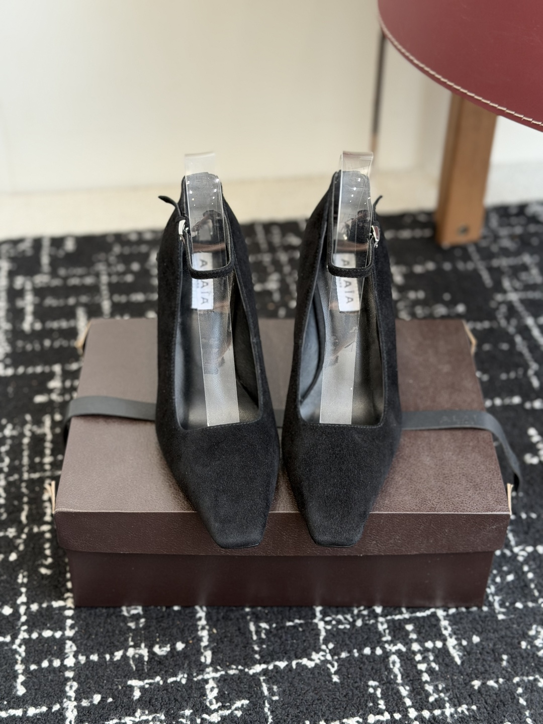 NO:787841,Purchasing agent ALAIA 26ss spring and summer new model, small square toe, wedge high heels, slippers, sandals. This wedge mules has a small square toe design and a unique cube heel. It is made of imported sheepskin. Decorated with elastic heel straps, it easily creates a fashionable and modern feel. The upper is made of imported suede, the lining is sheepskin, and the original open-molded Italian leather outsole has a heel height of 9cm.  Size: 35-40 (40. Customized, non-refundable), high heels, alaia, sandals, high heels, slippers, sheepskin, Leather soles19860909代购级 ALAIA阿莱亚 26ss 春夏新款 小方头头 坡跟高跟 拖鞋 凉鞋 这款坡跟穆勒鞋,小方头设计,搭配别具一格的立方体鞋跟,采用进口羊皮制成.饰以弹性后跟饰带.轻松营造时尚摩登之感. 鞋面采用进口反绒 内里垫脚羊皮,原版开模意大利真皮大底 跟高9cm Size:35-40（40.定做不退换）,高跟鞋单鞋,alaia,sandals,high heels,slippers,sheepskin,Leather soles,Women's Shoes