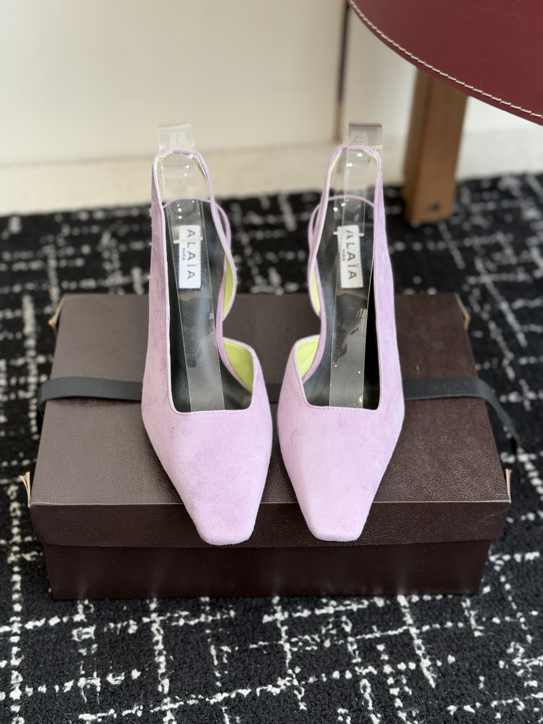 NO:787834,Purchasing agent ALAIA 26ss spring and summer new model, small square toe, wedge high heels, slippers, sandals. This wedge mules has a small square toe design and a unique cube heel. It is made of imported sheepskin. Decorated with elastic heel straps, it easily creates a fashionable and modern feel. The upper is made of imported suede, the lining is sheepskin, and the original open-molded Italian leather outsole has a heel height of 9cm.  Size: 35-40 (40. Customized, non-refundable), high heels and sandals, alaia, sandals, high heels, slippers, sheepskin, Leather soles19860909代购级 ALAIA阿莱亚 26ss 春夏新款 小方头头 坡跟高跟 拖鞋 凉鞋 这款坡跟穆勒鞋,小方头设计,搭配别具一格的立方体鞋跟,采用进口羊皮制成.饰以弹性后跟饰带.轻松营造时尚摩登之感. 鞋面采用进口反绒 内里垫脚羊皮,原版开模意大利真皮大底 跟高9cm Size:35-40（40.定做不退换）,高跟鞋凉鞋,alaia,sandals,high heels,slippers,sheepskin,Leather soles,Women's Shoes