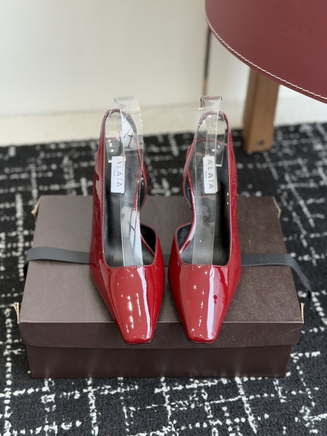 NO:787835,Purchasing agent ALAIA 26ss new spring and summer style, small square toe, wedge high heels, slippers, sandals. This wedge mules has a small square toe design and a unique cube heel. It is made of imported sheepskin. Decorated with elastic heel straps, it easily creates a fashionable and modern feel. The upper is made of imported patent leather, the lining is sheepskin, and the original open-mold Italian leather outsole has a heel height of 9cm.  Size: 35-40 (40. Customized, non-refundable), high heels and sandals, alaia, sandals, high heels, slippers, sheepskin, Leather soles19860909代购级 ALAIA阿莱亚 26ss 春夏新款 小方头头 坡跟高跟 拖鞋 凉鞋 这款坡跟穆勒鞋,小方头设计,搭配别具一格的立方体鞋跟,采用进口羊皮制成.饰以弹性后跟饰带.轻松营造时尚摩登之感. 鞋面采用进口漆皮 内里垫脚羊皮,原版开模意大利真皮大底 跟高9cm Size:35-40（40.定做不退换）,高跟鞋凉鞋,alaia,sandals,high heels,slippers,sheepskin,Leather soles,Women's Shoes
