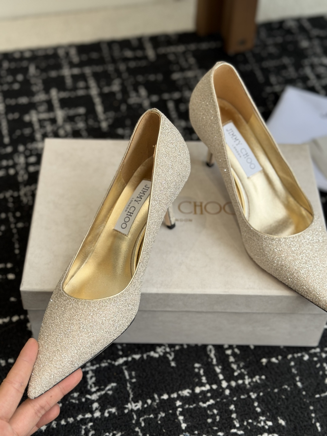 NO:787913,Purchasing agent level, the latest upgrade Jimmy choo, the Love classic series that every woman must have in her life, pointed high-heeled shoes made of glitter material, available in multiple colors! The classic simple style is matched with glittering gold pieces, elegant and fashionable. The pointed toe design is full of tension, the upper opening is higher, and the bag area is larger. Leather lining and sole, paired with 6.5 cm high heels, highlight the slender legs. The slender high heels are elegant and generous, whether working during the day or relaxing at night, Love will create an elegant and fashionable multi-faceted image for you!  Size#35-42 (customized 40-42), single shoes, jimmy choo, high heels19860909代购级 最新升级Jimmy choo 每个女人一生中一定要拥有的Love 经典系列,闪粉材料尖头高跟鞋,多色可选! 经典简约款式搭配闪金片,优雅不失时尚.尖头设计富有张力,鞋面开口较高,包面面积更大. 皮革内衬和鞋底,搭配6.5厘米高跟,凸显纤长美腿. 纤细高跟优雅大方,无论白天工作或晚间休闲,Love为您打造优雅时髦的多面形象！ Size#35-42（40-42定制）,单鞋,jimmy choo,high heels,Women's Shoes