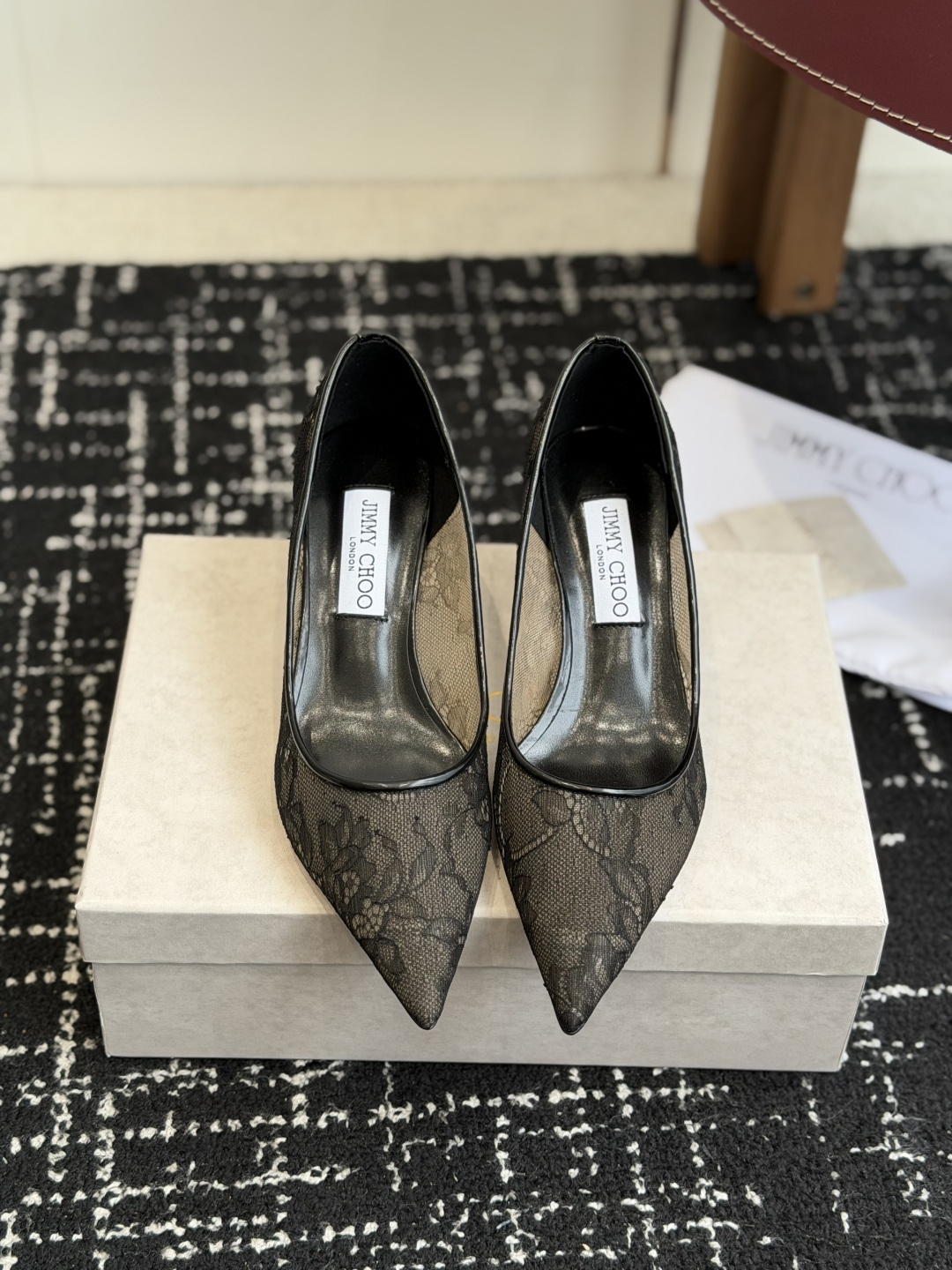 NO:787915,Purchasing agent Jimmy Choo jc Jimmy Choo's new lace high heels, this pair of retro lace is definitely the best choice for the C position of the shoe cabinet!  It is not only a pair of shoes, but also a symbol of elegance and fashion. The lace is delicate and soft, full of texture, and the classic pointed toe design is both retro and fashionable. It modifies the foot shape and shows grand elegance. It is stable and easy to control, and the feet are not tired when walking. It is very suitable for dating and commuting. Materials Customized lace upper + open-edge beaded cowhide leather outsole Size35-42 (40 41 42 custom-made and non-refundable), single shoes, jimmy choo, high  heels,cowhide,Leather soles19860909代购级 Jimmy Choo jc 周仰杰 新款蕾丝高跟鞋,这对复古小蕾丝,绝对是鞋柜C位的不二之选！它不只是一双鞋,更是优雅与时尚的象征.蕾丝细腻柔软,质感满满,经典尖头设计,既复古又时髦,修饰脚型的同时,尽显大气优雅.行走的稳定轻松驾驭,走路不累脚,约会、通勤都超合适. 材质鞋面定制蕾丝 +开边珠牛皮 大底真皮大底 Size35-42（40 41 42订做不退换）,单鞋,jimmy choo,high heels,cowhide,Leather soles,Women's Shoes