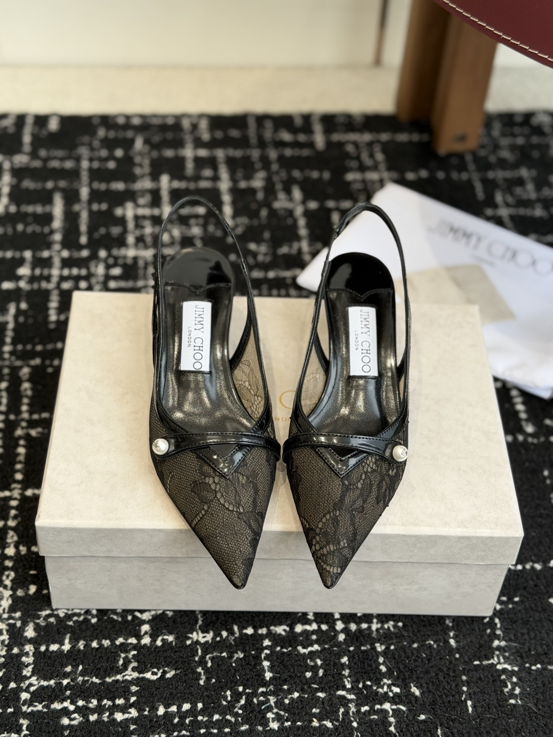 NO:787911,Purchasing agent Jimmy Choo jc Jimmy Choo's new lace hollow high heels, this pair of retro small lace is definitely the best choice for the C position of the shoe cabinet!  It is not only a pair of shoes, but also a symbol of elegance and fashion. The lace is delicate and soft, full of texture, and the classic pointed toe design is both retro and fashionable. It modifies the foot shape and shows grand elegance. It is stable and easy to control, and does not tire your feet when walking. It is very suitable for dating and commuting. Materials Customized lace upper + open edge beaded cowhide + sheepskin lining Genuine leather outsole Heel height 4.5cm Size35-42 (40 41  42 Customized (non-refundable), sandals, jimmy choo, sandals, high heels, cowhide, sheepskin, Leather soles19860909代购级 Jimmy Choo jc 周仰杰 新款蕾丝后空高跟鞋,这对复古小蕾丝,绝对是鞋柜C位的不二之选！它不只是一双鞋,更是优雅与时尚的象征.蕾丝细腻柔软,质感满满,经典尖头设计,既复古又时髦,修饰脚型的同时,尽显大气优雅.行走的稳定轻松驾驭,走路不累脚,约会、通勤都超合适. 材质鞋面定制蕾丝 +开边珠牛皮+羊皮里 大底真皮大底 跟高4.5cm Size35-42（40 41 42订做不退换）,凉鞋,jimmy choo,sandals,high heels,cowhide,sheepskin,Leather soles,Women's Shoes