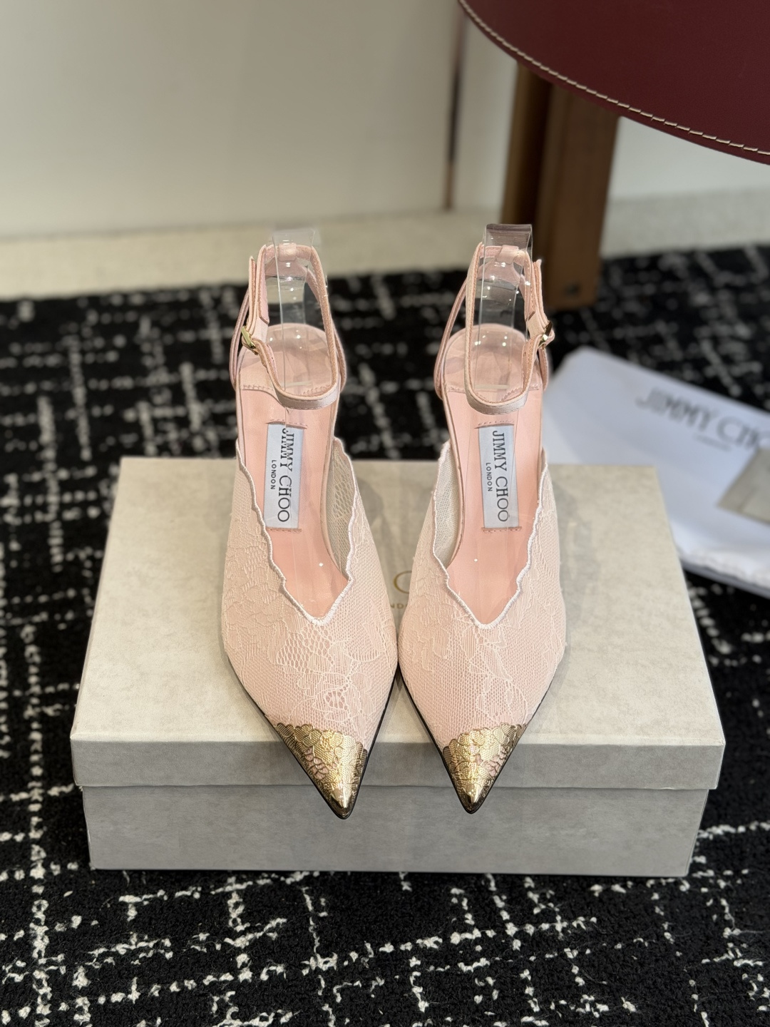 NO:787912,Purchasing agent Jimmy Choo jc Jimmy Choo's new lace high heels, this pair of retro lace is definitely the best choice for the C position of the shoe cabinet!  It is not just a pair of shoes, it is a symbol of elegance and fashion. The lace is delicate and soft, full of texture, and the classic pointed toe design is both retro and fashionable. It modifies the foot shape and shows grand elegance. It is stable and easy to control, and the feet are not tired when walking. It is very suitable for dating and commuting. Material: Customized lace on the upper + custom molded hardware buckle, sheepskin lining, genuine leather outsole, heel height 9.5cm, Size35-42 (40 41)  42 (custom-made, non-returnable), sandals, jimmy choo, sandals, high heels, sheepskin, Leather soles19860909代购级 Jimmy Choo jc 周仰杰 新款蕾丝高跟鞋,这对复古小蕾丝,绝对是鞋柜C位的不二之选！它不只是一双鞋,更是优雅与时尚的象征.蕾丝细腻柔软,质感满满,经典尖头设计,既复古又时髦,修饰脚型的同时,尽显大气优雅.行走的稳定轻松驾驭,走路不累脚,约会、通勤都超合适. 材质鞋面定制蕾丝 +定制开模五金扣 内里羊皮里 大底真皮大底 跟高9.5cm Size35-42（40 41 42订做不退换）,凉鞋,jimmy choo,sandals,high heels,sheepskin,Leather soles,Women's Shoes