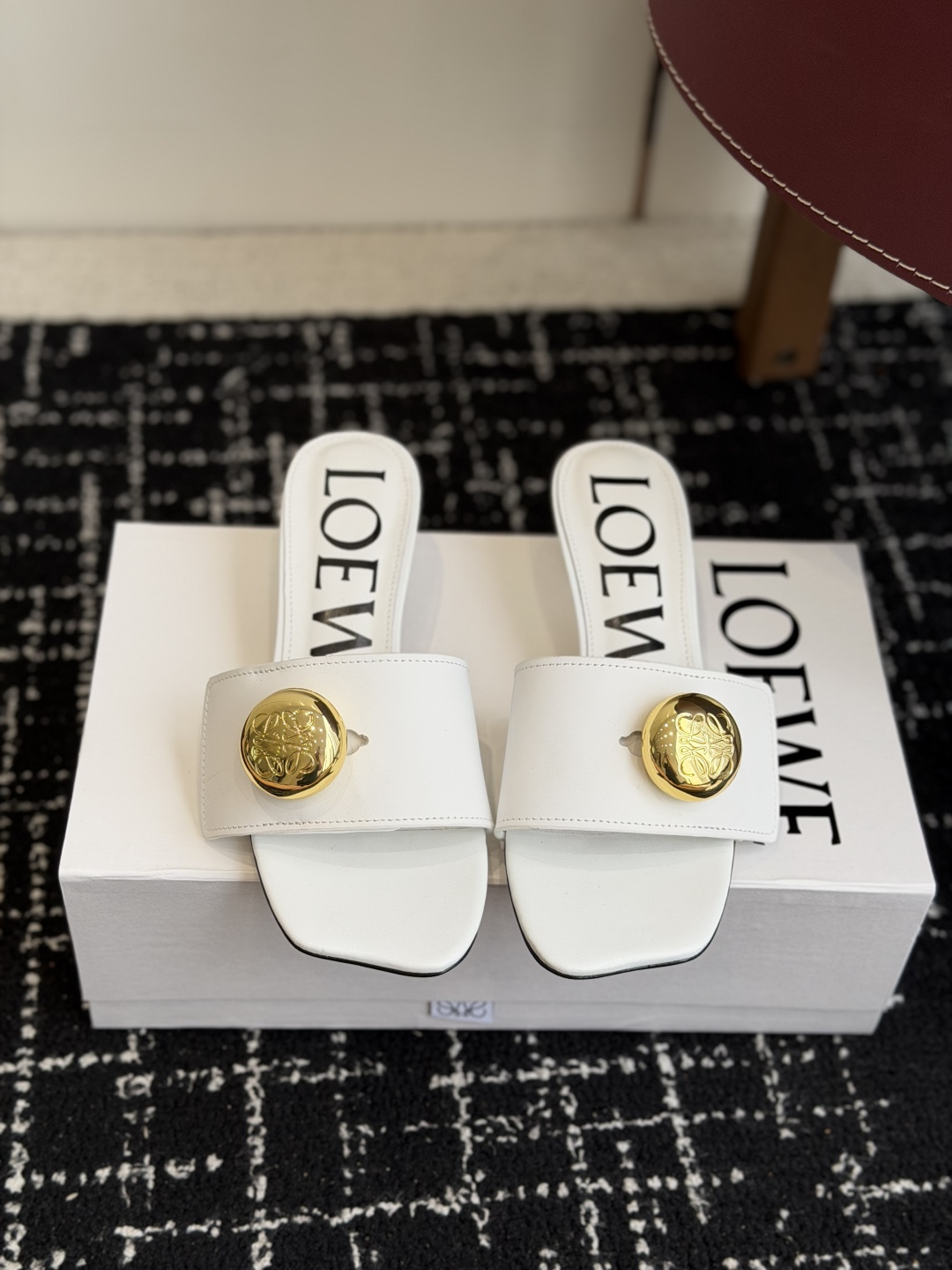 NO:787932,Purchasing agent level LOEWE 26ss latest spring and summer model, small heel slippers. This year's super popular brand. Many celebrities, Internet celebrities and fashion bloggers have planted grass. Little fairies who like this style must buy it!  The upper is made of imported calfskin, and the lining is mixed sheepskin. The leather is delicate and very comfortable on the feet. Simple line design. Big toe design. Super tasteful. Italian genuine leather outsole Size: 35-42 (40 41 42 customized, non-refundable), high heels and slippers, loewe, loewe, high heels, slippers, cowhide, sheepskin, Leather soles19860909代购级 罗意威LOEWE 26ss春夏最新款 ,小跟拖鞋   今年超火的品牌 好多明星网红时尚博主种草 喜欢这种风格的小仙女必须要入手哦！ 鞋面采用进口小牛皮 内里混种羊皮,皮料细腻上脚非常舒适 简约的线条设计 鞋头大头的设计 超级有味道 意大利真皮大底 Size: 35-42（40 41 42定制不退换）,高跟鞋拖鞋,loewe,loewe,high heels,slippers,cowhide,sheepskin,Leather soles,Women's Shoes