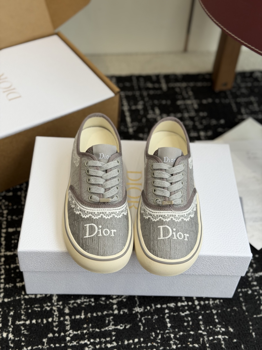 NO:787929,Purchase-level Dior Saltwind series, retro, presbyopia, canvas shoes, casual sneakers, sneakers. This Dior Saltwind sneaker designed by Jonathan Anderson is fashionable and chic, a new interpretation of the classic nautical style shoe. Decorated with Oblique print, embellished with white lace to enhance the style, with round toe and grosgrain topstitch details, unique, light and comfortable, it is Dior  A new classic item. It can be matched with all kinds of men's or women's styles, showing a fashionable and simple style. Fabric: Original customized high-density canvas material. Customized high-density canvas material inside. Original open-molded non-slip rubber sole material. Bottom thickness 3.5CM. Size: 35-40 (40 orders are not returnable), casual shoes/sports shoes, dior, dior, sneakers.19860909代购级 Dior迪奥 Saltwind 系列 复古 老花 帆布鞋 休闲 运动鞋 板鞋 这款乔纳森·安德森 (Jonathan Anderson) 设计的 Dior Saltwind 运动鞋时尚别致,全新演绎经典航海风鞋款.饰以 Oblique 印花,点缀以白色蕾丝提升格调,搭配圆形鞋头和罗缎缉面线细节,别具一格,款式轻盈舒适,是 Dior 的全新经典单品.可与各式男装或女装造型搭配,彰显时尚简约的风范 面料:原版定制高密度帆布材质 内里定制高密度帆布 鞋底原版开模防滑橡胶材质 底厚3.5CM Size : 35-40（40订做不退换）,休闲鞋/运动鞋,dior,dior,sneakers,Women's Shoes