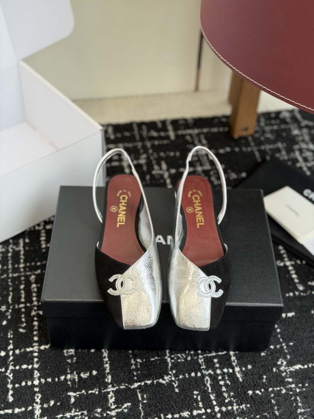 NO:787926,Purchasing-grade CHANEL 26ss spring and summer show style hollow sandals. I was attracted by it at first sight and can be freely styled according to the weather changes!  Put on socks to instantly transform into cute shoes for spring and summer!  Transform into a magical princess in seconds. The upper is made of mixed sheepskin and tiptoe silk sheepskin. The foot feels super comfortable. The leather is very soft and skin-friendly. Heel height. 2.5CM imported genuine leather outsole from Italy. Size36-41 (40 41 customized), sandals, chanel, chanel, sandals, sheepskin, Leather soles19860909代购级 CHANEL 香奈儿 26ss 春夏秀款中空凉鞋 第一眼看上就被种草了根据天气变化自由穿搭！套上袜套春夏秒变可爱单鞋！秒变魔法公主 鞋面采用混种羊皮内里踮脚丝绸羊皮 脚感超级舒服 皮料非常柔软亲肤 跟高 2.5CM意大利进口真皮大底 Size36-41（40 41定制）,凉鞋,chanel,chanel,sandals,sheepskin,Leather soles,Women's Shoes