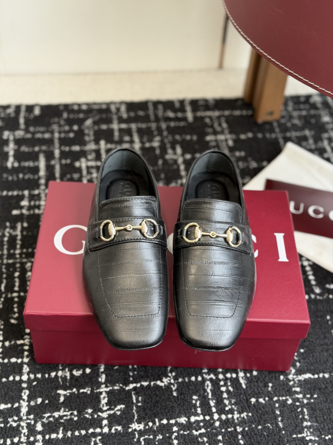 NO:787923,Purchasing-grade Gucci 26ss new spring and summer retro large-toe loafers. At first glance, this shoe seems inconspicuous. It is very simple without too much decoration, but it has a bit of retro flavor and is cute and cute. It looks good with any combination! Close your eyes and wear it with high requirements on foot feel. The elegant retro double-button shoes have a delicate texture ~ large square toe shoe shape, stiff and three-dimensional, not picky about the shape of your feet or people!  Fabric calf eel skin, sheepskin lining, outsole; leather outsole, leather midsole, size 35-40 (customized for 40), loafers, gucci, loafers, sheepskin, Leather soles19860909代购级 Gucci 26ss 春夏新款复古大头乐福鞋 第一眼看到这个鞋子感觉不起眼,没有过多的装饰很简单 但带有点复古味呆萌可爱随意搭配都好看!脚感要求高 的闭眼入,气质复古双扣鞋 质感细腻~大方头鞋型,挺括立体,不挑脚型不挑人！ 面料小牛鳗鱼皮 内里羊皮里 大底；真皮大底,真皮中底 码数35-40（40定做）,乐福鞋,gucci,loafers,sheepskin,Leather soles,Women's Shoes
