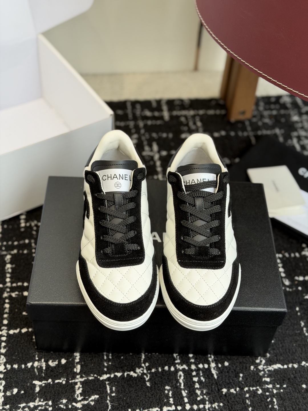 NO:787921,Purchasing agent level CHANEL Chanel diamond pattern moral training shoes, casual sports shoes, original purchase and development, production, Xiaoxiang's latest hidden tennis shoes with soft diamond pattern, soft big tongue and classic double C logo, full of retro feel, and the most versatile black and white color, a must-have casual shoe for coco girls. Sole broken nail design, super soft, original custom lambskin diamond pattern fabric, imported custom sheepskin lining, sole original molded broken nail rubber material  Size 35-41 (40, 41 customized, non-returnable), casual shoes/sports shoes, chanel, chanel, sneakers, sheepskin19860909代购级 CHANEL香奈儿菱格纹德训鞋 休闲 运动鞋 原版购入开发 做货 小香最新隐藏款网球鞋软菱格纹 柔软大鞋舌和经典双C logo满满的复古感又是最最最百搭的黑白配色 coco女孩必入的一款休闲鞋 鞋底碎钉设计 超级柔软 面料原版定制小羊皮菱格纹 内里进口定制羊皮 鞋底原版开模碎钉橡胶材质 Size35-41（40,41订做不退换）,休闲鞋/运动鞋,chanel,chanel,sneakers,sheepskin,Women's Shoes