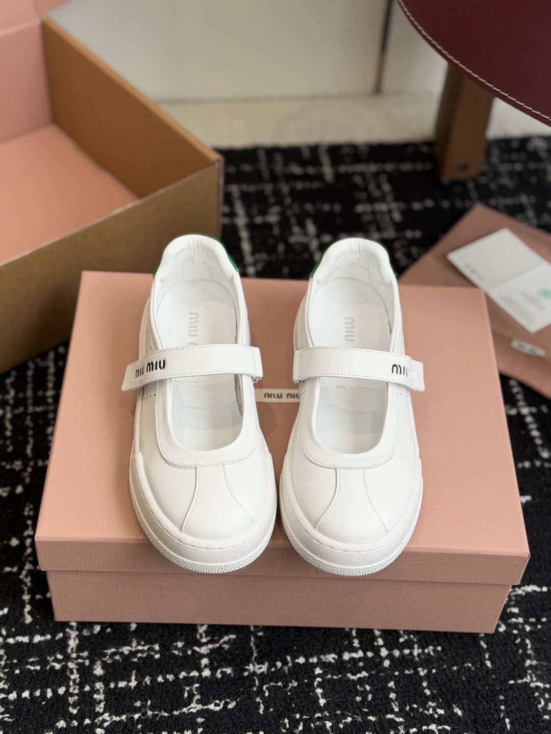 NO:787944,Purchasing agent Miu Miu 26ss Miu Miu's new spring and summer catwalk models Mary Jane moral training shoes retro casual sports shoes are based on classic retro shoe styles. Textured leather outlines smooth lines, cleverly integrated designs, breaking conventions, and injecting an unruly soul into the whole? Every step takes a casual and fashionable attitude. With the concept of love at the moment, multiple collisions convey modern style~ Look good no matter how you wear it. This summer’s fashionista’s favorite is super comfortable on the feet. The fabric is full-grain white cowhide, lining is cowhide, and the outsole is rubber. Size35-40 (custom-made in 40 units, non-refundable), Mary Jane, miumiu, mary jane, sneakers, cowhide19860909代购级 Miu Miu 26ss 缪缪春夏新款走秀款 玛丽珍德训鞋 复古休闲运动鞋 以经典复古鞋型为蓝本 质感皮革勾勒流畅线条 、设计巧妙融合、打破常规、为整体注入不羁灵魂？每一步都踏出随性又时髦的态度. 与此刻挚爱的概念,多元对撞,传达现代风格~ 怎么穿都好看今夏时髦精最爱 上脚超级舒服 面料全粒面白牛皮,内里牛裡 大底大底橡胶. Size35-40（40定做不退换）,玛丽珍,miumiu,mary jane,sneakers,cowhide,Women's Shoes