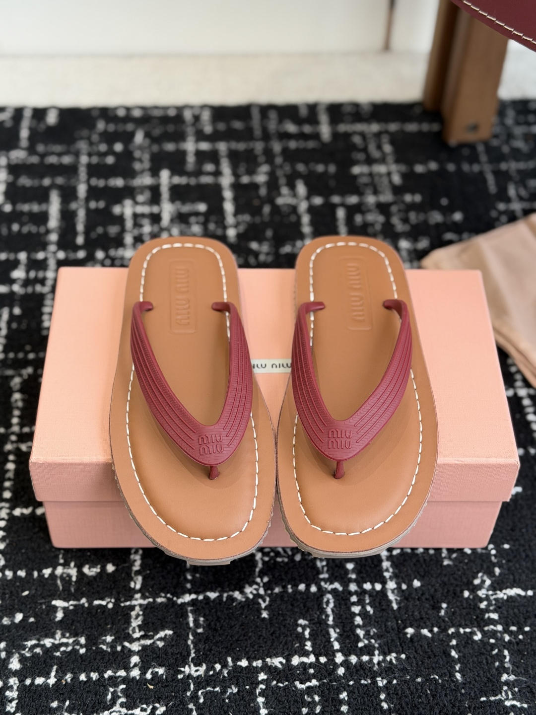 NO:787942,Purchasing-grade Miu Miu 26ss flip-flops and flip-flops are now on the market on major purchasing official websites around the world. Very stylish candy color flats, braided rope design, unique style, very textured. Material original custom rubber strips, sheepskin lining. Original molded outsole Size #35-43 (40-43 custom-made, non-returnable), split-toe shoes, miumiu, sandals, flats, sheepskin19860909代购级 Miu Miu 26ss 夹脚凉鞋 人字拖全球各大代购官网火爆上市. 非常留行的糖果配色平底鞋,编绳工艺设计、独特风格,非常有质感 材质原版定制橡胶条,内里羊皮 鞋底原版开模大底 Size#35-43（40-43定做不退换）,分趾鞋,miumiu,sandals,flats,sheepskin,Women's Shoes