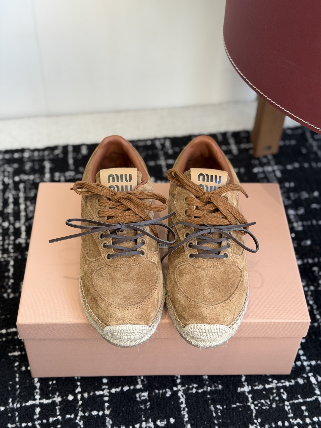 NO:788367,Purchasing agent Miumiu 25ss new autumn and winter woven hemp rope fisherman's shoes latest catwalk series classic upgrades comfort and fashionability. Every color combination looks good, and the design matches different style needs. Upper grade A high mercerized cow velvet, hand-woven raffia. Lining lining A grade high mercerized cow velvet. Outsole rubber sole.  Size35-40 (40 is custom-made and cannot be returned or exchanged), casual shoes/sports shoes, miumiu, sneakers, espadrilles19860909代购级 Miumiu 25ss 秋冬新款 编织麻绳渔夫鞋 最新走秀系列 经典升级 舒适度与时髦度并存 每个颜色搭配都好看,设计搭配不同风格需求 鞋面A级高丝光胎牛绒,拉菲草手工编织 内里A级高丝光胎牛绒 大底橡胶底 Size35-40（40订做不退换）,休闲鞋/运动鞋,miumiu,sneakers,espadrilles,Women's Shoes