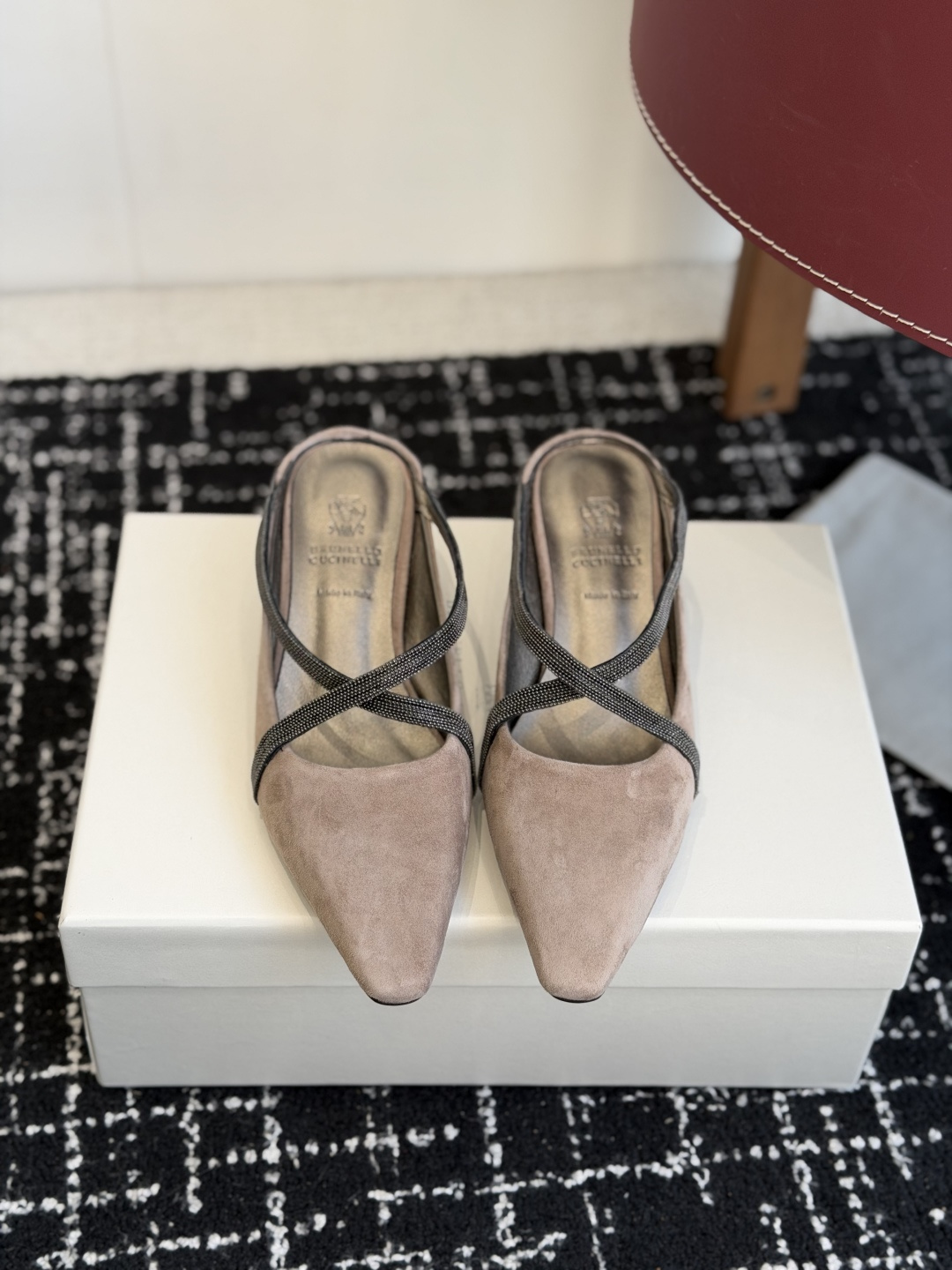 NO:788358,Purchasing agent BrunelloCucinell*·BC 26ss small square-toe heels for spring and summer. Square-toe shoes are always very feminine, elegant, refined, not hasty or slow, and have a kind of temperament that many loafers cannot match. But if pointed-toe high-heeled shoes are tired after wearing them for a long time, then a pair of square-toe flat shoes that are easy to wear and look good are just needed. Imported cowhide, fine leather, foot feel is very important. Needless to say, no need to say more. Women know the importance of a good pair of shoes.  Avoid all kinds of friction and grind your feet. Delicate texture is a must. Material: cowhide + Yangjing. Outsole: genuine leather sole imported from Italy. Size#35-42 (40 41 42 customized, non-returnable), half drag, brunello cucinelli, loafers, flats, high heels, cowhide, sheep.19860909代购级 BrunelloCucinell*·BC 26ss 春夏小方头跟鞋 方头鞋一贯是很有女人味的 优雅 精致不急不缓 是有一种气质的这是很多乐福鞋比拟不了的 但是如果尖头高跟鞋穿久了累 那么一双好穿好看的方头平底鞋就是刚需了 进口牛皮 皮质细腻 脚感很重要 这个不需要多说 女人太懂一双好鞋的重要性了 避免各种摩擦磨脚 细腻的质感就是必须要有的 材质:牛皮+羊京 大底:意大利进口真皮底 Size#35-42（40 41 42订做不退换）,半拖,brunello cucinelli,loafers,flats,high heels,cowhide,sheep,Women's Shoes