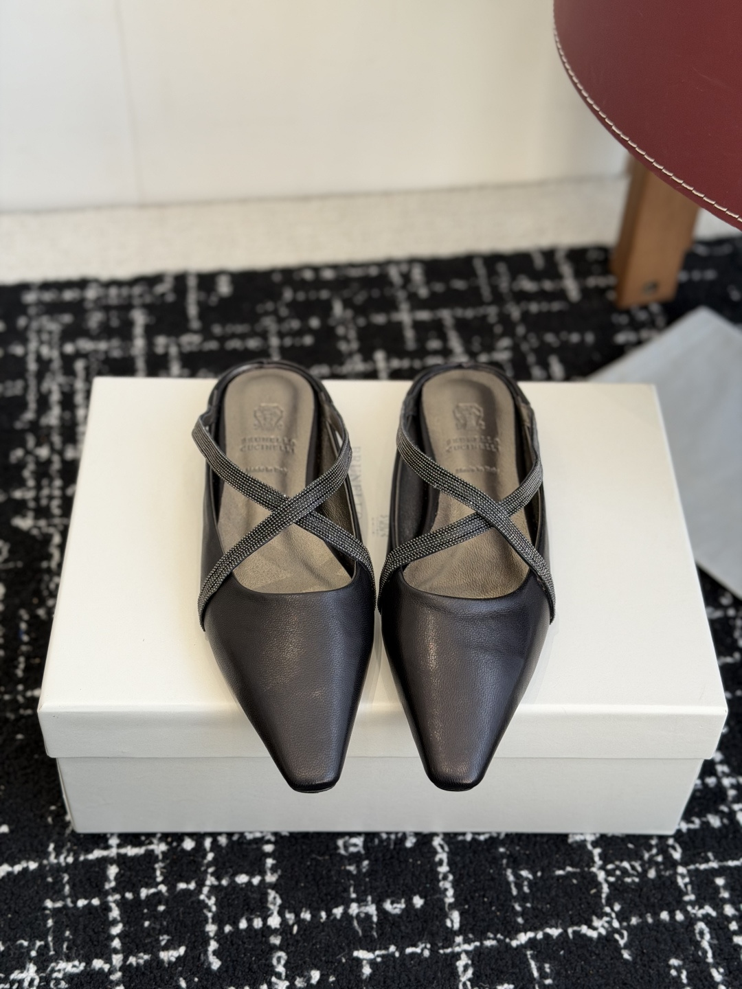 NO:788361,Purchasing agent Brunello Cucinell* BC 26ss small square toe flat slippers for spring and summer. Square toe shoes are always very feminine, elegant, refined, not hasty or slow, and have a kind of temperament that many loafers cannot match. Needless to say, women know the importance of a good pair of slippers to avoid all kinds of friction and wear on the feet. Delicate texture is a must. Material: cowhide + Yangjing Outsole: genuine leather sole imported from Italy  Size#35-42 (40 41 42 customized, non-returnable), semi-trailer, brunello cucinelli, loafers, slippers, cowhide, sheep19860909代购级 BrunelloCucinell*·BC 26ss 春夏小方头平底拖鞋 方头鞋一贯是很有女人味的 优雅 精致不急不缓 是有一种气质的这是很多乐福鞋比拟不了的, 这个不需要多说 女人太懂一双好拖鞋的重要性了 避免各种摩擦磨脚 细腻的质感就是必须要有的 材质:牛皮+羊京 大底:意大利进口真皮底 Size#35-42（40 41 42订做不退换）,半拖,brunello cucinelli,loafers,slippers,cowhide,sheep,Women's Shoes