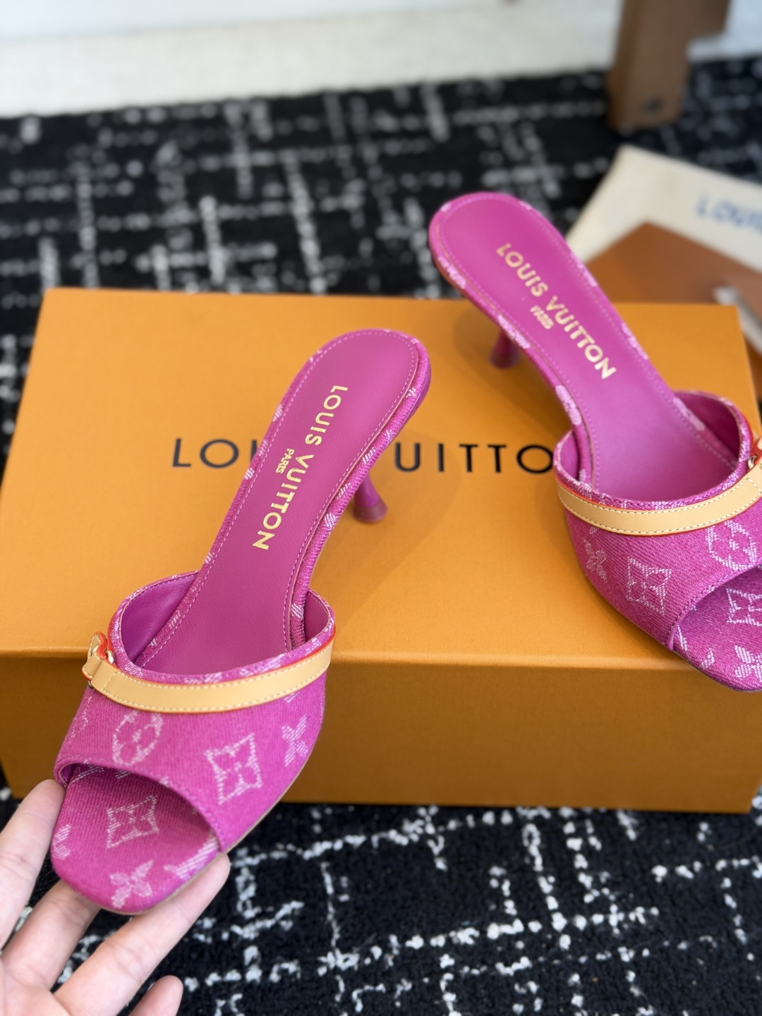 Босоножки Louis Vuitton розовые с каблуком 6 см