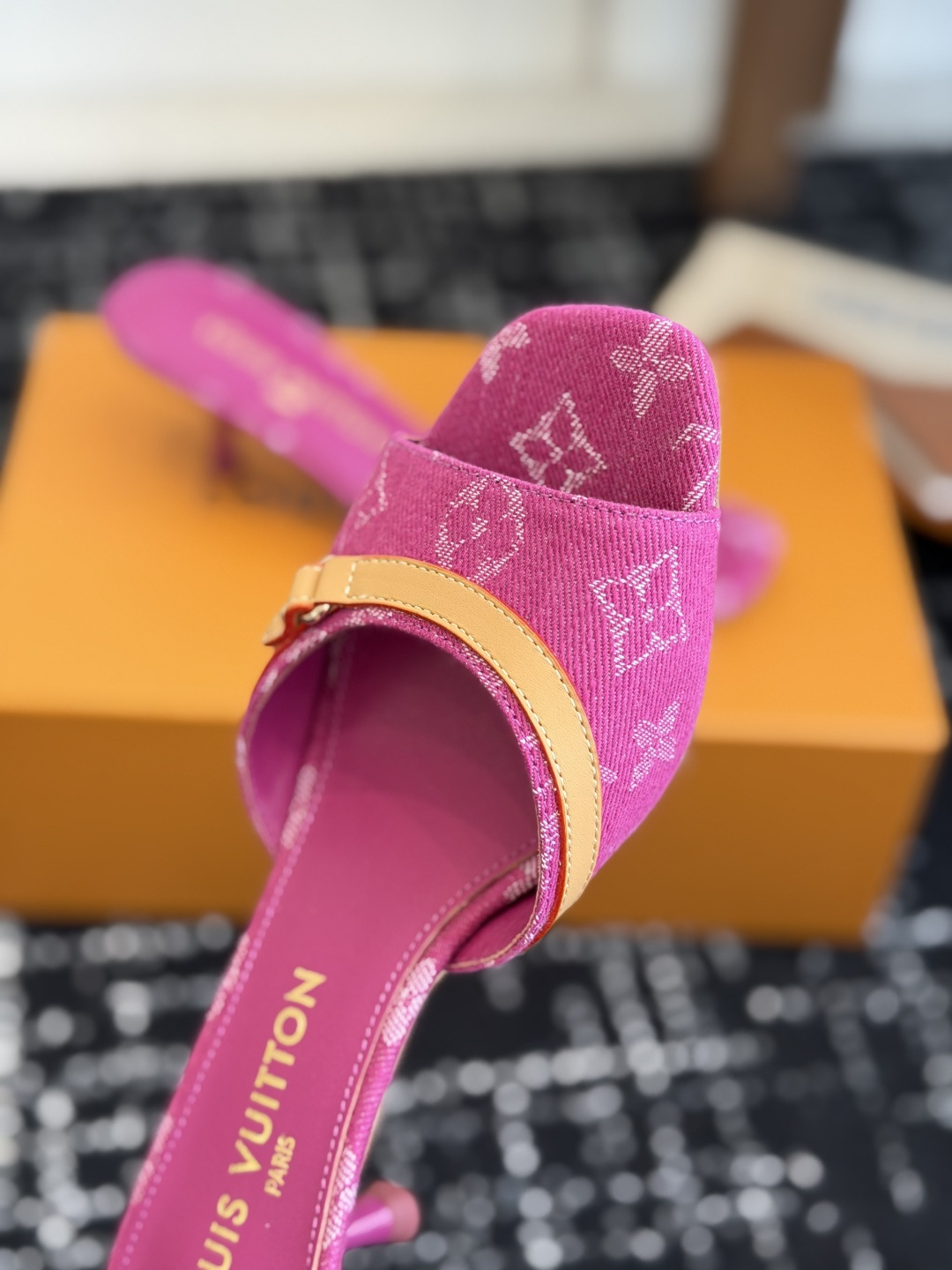 Босоножки Louis Vuitton розовые с каблуком 6 см