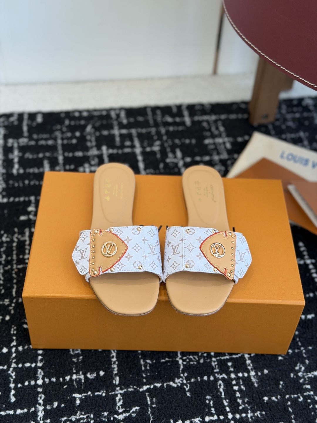 NO:788355,Purchasing agent Louis Vuitto* early spring new classic presbyopic flip-flops. Classic presbyopic design, the brand DNA is directly welded to the shoes. It is soft on the feet and does not wear your feet at all when walking. It is very suitable whether it is worn at home or when going out. It directly contracts the outfits for the entire spring and summer. Lazy sisters can just go for it without having to think about matching! Who knows how happy it is!  No need to worry about matching, just set it up and you will feel lazy and relaxed. The fairy slippers you just need in spring and summer, you can close your eyes without stepping on thunder. Upper cowhide/cloth, lining imported goatskin, genuine leather outsole size 35-41 (customized sizes 40 and 41 are non-returnable), high-heeled shoes and slippers, louis vuitton, high heels, slippers, cowhide, sheepskin, Leather soles19860909代购级 Louis Vuitto*早春新款经典老花一字拖 经典老花设计,把品牌DNA直接焊在鞋上.上脚软乎乎的,走路完全不磨脚,不管是居家穿还是出门逛gai都超合适,直接承包整个春夏的穿搭,懒人姐妹直接冲,不用想搭配的快乐谁懂啊！ 不用费心搭配,随便一套就是慵懒松弛感,春夏刚需的神仙拖鞋,闭眼入不踩雷. 鞋面牛皮/布面 内里进口山羊皮 大底真皮大底 size35-41码（40、41码定制不退换）,高跟鞋拖鞋,louis vuitton,high heels,slippers,cowhide,sheepskin,Leather soles,Women's Shoes