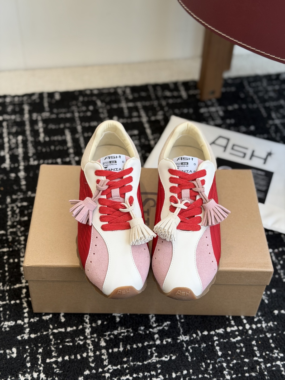 NO:788349,Purchasing agent grade ASH 26ss spring and summer new style Italian light luxury trendy brand Dexun shoes white shoes with high quality cowhide and colorful shoe logos with breathable hole design. The same casual series as the stars, simple design of punched and breathable shoe body, with light rebound and increased sole. Fabric: Suede cowhide. Rubber outsole. Sheepskin lining.  Size#35-40 (40 is custom-made and non-refundable), casual shoes/sports shoes, sneakers, cowhide, sheepskin19860909代购级 ASH 26ss 春夏新款 意大利轻奢潮牌 德训鞋 小白鞋优质牛皮多彩鞋标透气孔设计坚韧 明星同款休闲系列,简约设计的冲孔透气鞋身,搭配轻盈回弹增高鞋底 面料反绒牛皮 鞋底橡胶大底 内里羊皮  Size#35-40（40定做不退换）,休闲鞋/运动鞋,sneakers,cowhide,sheepskin,Women's Shoes