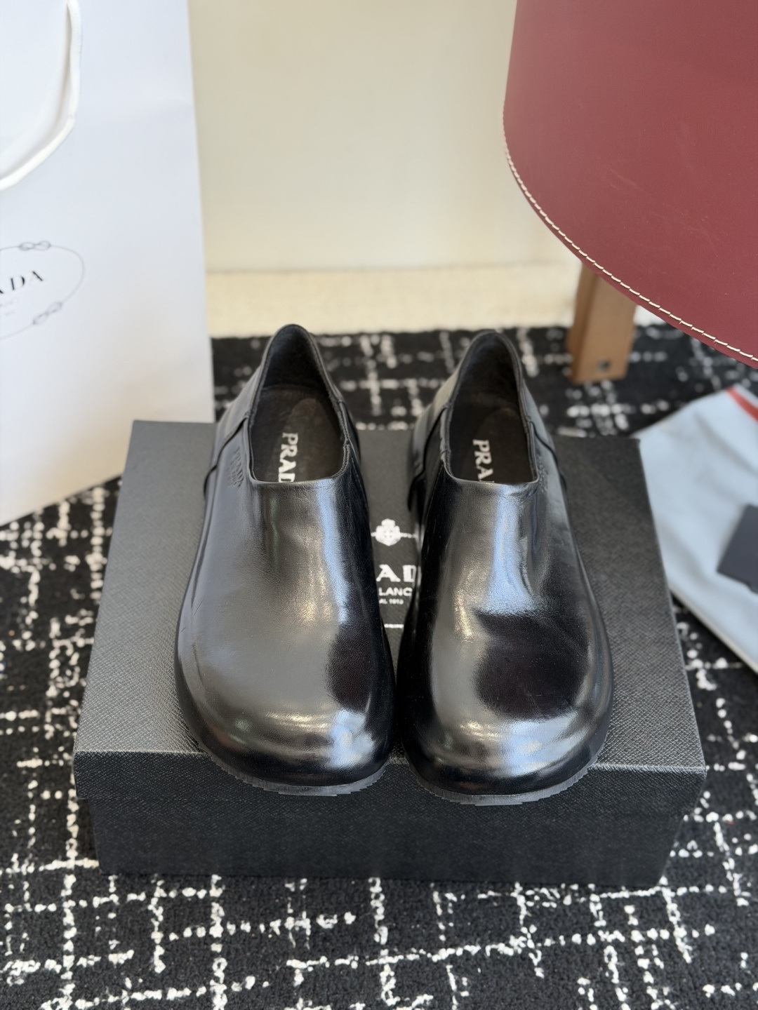 NO:788346,Purchasing agent grade prad cordovan leather ~ a new choice for men's shoes. A pair of well-fitting leather shoes is very important for men. Whether it is a formal occasion or leisure time, the quality and matching of leather boots can reflect a person's taste and cultivation. Among many shoe styles, cordovan leather Chelsea shoes and boots stand out with their unique texture and classic design.  Cordovan leather, this precious leather material, has been carefully crafted to show unparalleled beauty and durability. Chelsea boots are designed to be easy to put on and take off, fashionable and versatile, making them the best choice for men's shoes in autumn and winter. These shoes are not only beautiful, but also focus on comfort and practicality. The hand-stitched welt process ensures the durability and fit of the shoes. The treatment of washed cordovan leather makes the shoes softer and more breathable, making them suitable for long-term wear.  Size 38-45 (45 customized), leather shoes, prada, prada, boots19860909代购级 prad普拉马臀皮～男鞋新选择 一双合脚的皮鞋对于男士来说至关重要.无论是正式场合还是休闲时光,皮靴的品质和搭配都能体现一个人的品味和修养.在众多鞋靴款中,马臀皮切尔西鞋靴以其独特质感和经典设计脱颖而出. 马臀皮,这种珍贵的皮革材质,经过精心制作,呈现出无与伦比的美感和耐用性.切尔西靴的设计,穿脱方便,时尚百搭,是秋冬男鞋的不二之选. 这款鞋不仅美观,更注重舒适度和实用性.手工沿条缝制工艺,保证了鞋子的耐穿性和贴合度.水洗马臀皮的处理,使得鞋子更加柔软透气,适合长时间穿着. 码数38-45（45定制）,皮鞋,prada,prada,boots,Women's Shoes