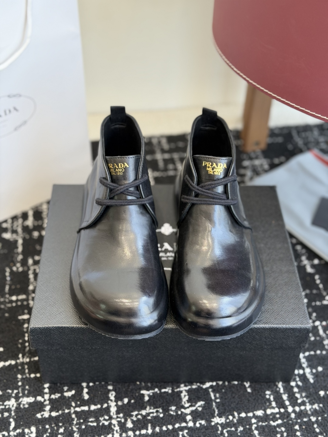 NO:788366,Purchasing-grade prad cordovan leather ~ a new choice for boots. A pair of well-fitting leather shoes is very important for men. Whether it is a formal occasion or leisure time, the quality and matching of leather boots can reflect a person's taste and cultivation. Among the many styles of shoes and boots, cordovan leather Chelsea shoes and boots stand out with their unique texture and classic design.  Cordovan leather, a precious leather material, has been carefully crafted to show unparalleled beauty and durability. Chelsea boots are designed to be easy to put on and take off, fashionable and versatile, making them the best choice for men's shoes in autumn and winter. These shoes are not only beautiful, but also focus on comfort and practicality. The hand-stitched welt process ensures the durability and fit of the shoes. The treatment of washed cordovan leather makes the boots softer and breathable, making them suitable for long-term wear.  Size 38-45 (45 customized), leather shoes, prada, prada, boots19860909代购级 prad普拉马臀皮～靴子新选择 一双合脚的皮鞋对于男士来说至关重要.无论是正式场合还是休闲时光,皮靴的品质和搭配都能体现一个人的品味和修养.在众多鞋靴款中,马臀皮切尔西鞋靴以其独特质感和经典设计脱颖而出. 马臀皮,这种珍贵的皮革材质,经过精心制作,呈现出无与伦比的美感和耐用性.切尔西靴的设计,穿脱方便,时尚百搭,是秋冬男鞋的不二之选. 这款鞋不仅美观,更注重舒适度和实用性.手工沿条缝制工艺,保证了鞋子的耐穿性和贴合度.水洗马臀皮的处理,使得靴子更加柔软透气,适合长时间穿着. 码数38-45（45定制）,皮鞋,prada,prada,boots,Women's Shoes