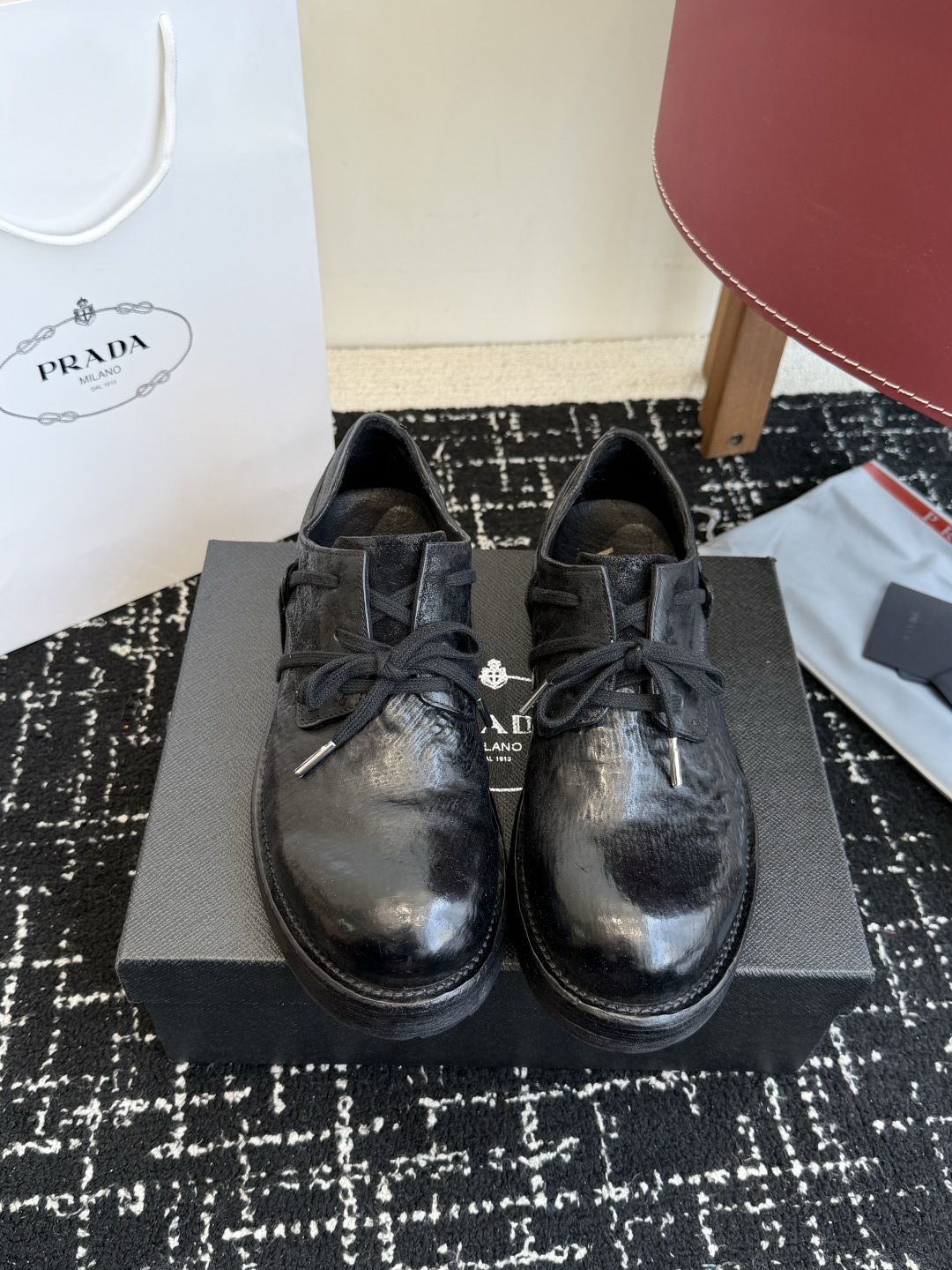 NO:788369,Purchasing-grade prad cordovan leather ~ a new choice for men's shoes. A pair of well-fitting leather shoes is very important for men. Whether it is a formal occasion or leisure time, the quality and matching of leather boots can reflect a person's taste and cultivation. Among many shoe styles, cordovan leather Chelsea shoes and boots stand out with their unique texture and classic design. Cordovan leather, this precious leather material, has been carefully crafted to show unparalleled beauty and durability. Fashionable and versatile, it is the best choice for men's shoes in autumn and winter.  This shoe is not only beautiful, but also pays attention to comfort and practicality. The hand-stitched welt process ensures the durability and fit of the shoe. The washed cordovan leather treatment makes the shoe softer and more breathable, suitable for long-term wear. Size 38-45 (45 customized), leather shoes, prada, prada, boots19860909代购级 prad普拉马臀皮～男鞋新选择 一双合脚的皮鞋对于男士来说至关重要.无论是正式场合还是休闲时光,皮靴的品质和搭配都能体现一个人的品味和修养.在众多鞋靴款中,马臀皮切尔西鞋靴以其独特质感和经典设计脱颖而出. 马臀皮,这种珍贵的皮革材质,经过精心制作,呈现出无与伦比的美感和耐用性.时尚百搭,是秋冬男鞋的不二之选. 这款鞋不仅美观,更注重舒适度和实用性.手工沿条缝制工艺,保证了鞋子的耐穿性和贴合度.水洗马臀皮的处理,使得鞋子更加柔软透气,适合长时间穿着. 码数38-45（45定制）,皮鞋,prada,prada,boots,Women's Shoes