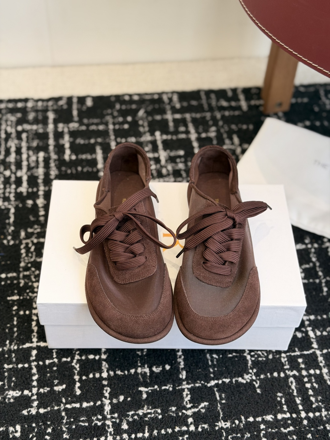 NO:788360,Purchasing agent therow 2026 spring and summer new minimalist round toe ballet loafers single shoes The Row's new season design continues minimalism New Canal slip-on lace-up flats Cloud-like soft shoe body combines high-quality texture and ease of wear The shoe shape still uses the simplest tones and tailoring to create the most advanced texture Elegant and comfortable Original open-molded sheepskin Yangjing mesh Sheepskin insole Original open-molded rubber outsole  Size35-41 (40 and 41 are custom-made and cannot be returned or exchanged), ballet shoes, loafers, flats, sheepskin, sheep19860909代购级 therow 2026 春夏 新品极简圆头 芭蕾舞 乐福鞋 单鞋 The Row新一季的设计延续极简主义 新款 Canal一脚蹬系带平底鞋 云朵般柔软的鞋体 兼具优质质感与易穿性 鞋型上依旧用最简洁的色调和剪裁做出最高级的质感 优雅舒适 原版开模羊皮羊京网面 羊皮鞋垫原版开模橡胶大底 Size35-41（40、41订做不退换）,芭蕾舞鞋,loafers,flats,sheepskin,sheep,Women's Shoes