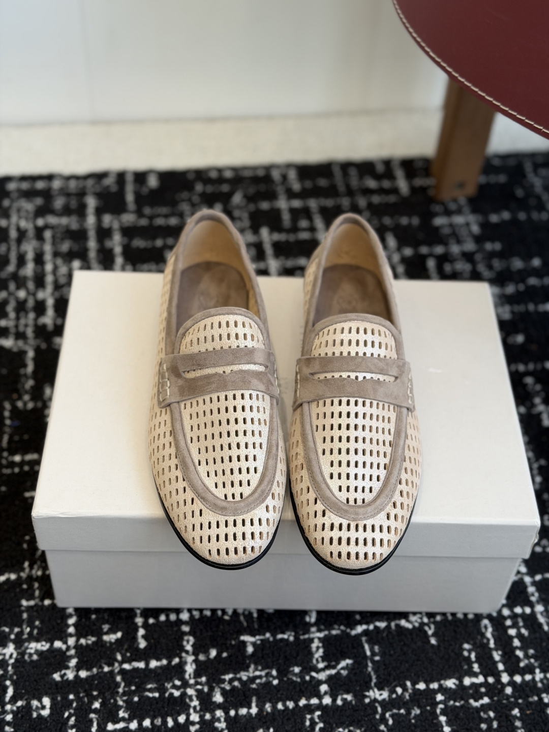 NO:788357,Purchasing agent loafers Brunello Cucinelli 25ss new spring and summer woven half slippers loafers BC is a well-known Italian brand, minimalist style, retro and high-end!  Simple and elegant, it is a very attractive style!  The king of advanced jokers, completely irresistible!  The feet feel very good and comfortable!  It looks ordinary, but looks slim and handsome!  Not limited to any occasion, daily work, fashionable and capable! 不管搭配 裙装、裤装、风衣大衣、都非常百搭！  Super eye-catching!  Suitable for spring, summer, autumn and winter all year round. The original one-to-one fabric is custom-woven. The lining is original Italian custom-made sheepskin. The lining is original Italian custom-made sheepskin. The lining is metal sheepskin foot pads. Outsole is Italian genuine leather. Size#35-42 (40 41 42 is custom-made and cannot be returned or exchanged). Loafers and half-slippers, brunello cucinelli, loafers, slippers, skirts, sheepskin, Leather soles19860909代购级拖鞋乐福 Brunello Cucinelli 25ss 春夏新款 编织半拖 乐福鞋 BC是意大利知名品牌,极简主义风格,复古又高级！简约又大气,属于非常耐看的款式！ 高级百搭之王,完全没有抵抗力！脚感很好很舒服！看起来平平无奇,穿起来又瘦又帅！ 不局限任何场合,日常工作、时尚又干练！不管搭配 裙装、裤装、风衣大衣、都非常百搭！超级耐看！一年四季春夏秋冬皆适宜. 面料原版一比一定制编织 内里原版意大利定制羊皮 原版开模编制 内里,金属羊皮垫脚 大底意大利真皮大底 Size#35-42（40 41 42定做不退换）,乐福鞋半拖,brunello cucinelli,loafers,slippers,skirts,sheepskin,Leather soles,Women's Shoes