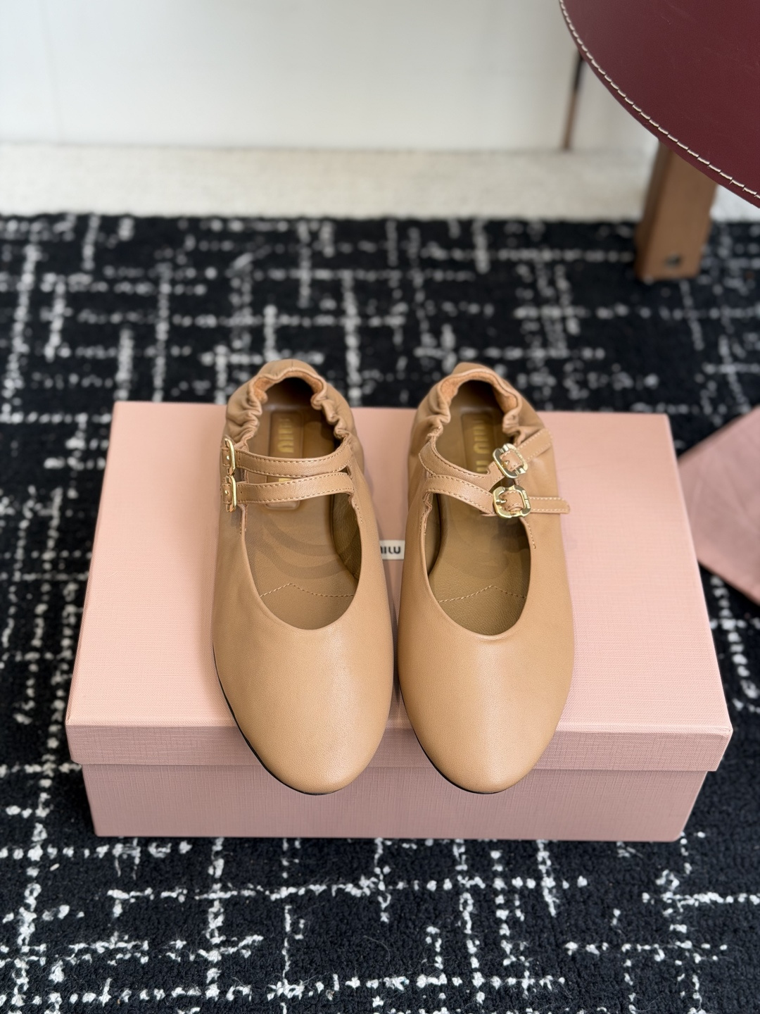 NO:788354,Purchasing agent level 26ss new spring and summer MIUMIU Miu Miu ballet shoes with round toes and small flower buckles, college style retro strappy flat super soft casual shoes, Miu Miu ballet shoes are fashionable and popular!  These ballet shoes are truly amazing!  The feminine temperament of Miu Miu is perfectly combined in these ballet flats. The shoes are equipped with elastic laces and embroidery of the same color, which combines elegance and daily practicality. They are extremely soft and comfortable on the feet, so you can walk all day without wearing them. The retro straps + small bows are gentle and noble. The brown tones are retro and the black tones are cool and cool, and you can wear them with your eyes closed. They look good with socks or bare feet, and they add a sense of atmosphere, comfort and fashion. Whoever wears them looks better!  Start now to make spring fashion in advance~ Cowhide upper, sheepskin lining, rubber outsole Size 35-39 (40.41 custom-made, non-returnable), ballet shoes, miumiu, flats, cowhide, sheepskin, socks19860909代购级 26ss春夏新款MIUMIU 缪缪 圆头小花扣芭蕾舞鞋学院风复古绑带平底超软休闲单鞋 Miu Miu芭蕾鞋时髦又暴走！这双芭蕾鞋真的封神了！ Miu Miu柔美气质在这些芭蕾平底鞋中完美结合,鞋履配有弹性鞋带和同色刺绣,兼具高雅与日常实用性. 上脚巨软巨舒服,暴走一天都不磨脚.复古绑带+小蝴蝶结,温柔又显贵.棕调复古、黑调酷飒,闭眼入都不亏.配袜子/光脚都好看,氛围感拉满,舒适度和时髦感直接拉满,谁穿谁好看！现在入手提前做春日时髦精～ 鞋面牛皮 内里垫脚羊皮 鞋底橡胶大底 Size35-39（40.41定做不退换）,芭蕾舞鞋,miumiu,flats,cowhide,sheepskin,socks,Women's Shoes