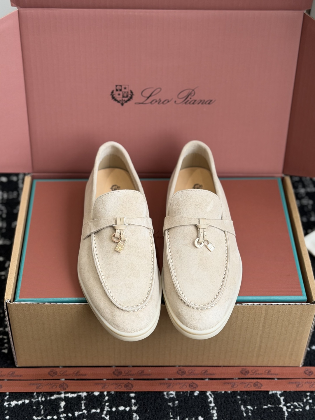 NO:788348,Dongguan purchasing agent Loro Piana Loro Piana pendant style loafers loro piana fairy appearance, perfect color!  !  Become a god!  !  !  It is no exaggeration to describe it. All fans who wear LP know it!  I think your temperament can be rewritten by wearing this pair of LP shoes!   It goes without saying how popular this shoe is. You can search for a lot of foot pictures of celebrities and internet celebrities!  It looks good and is easy to wear. The key is that it is easy to match. It is difficult to think about it or not!  LP Hyun Bin's special limited series, the materials, quality and feel are all well-deserved kings. Coupled with exquisite tailoring, soft and unique colors, the noble and relaxed style is in a class of its own. It is comfortable, high-end and textured without being ostentatious. Just one glance will make you feel moved inside.  Original last material, imported chrome-free tanned cowhide for the upper, super soft and environmentally friendly, imported calfskin lining, cowhide for foot pads, cowhide midsole, original TPU mold outsole!  The fabric is original open-molded cow velvet (flying market material, pay attention to the fine grain size of the leather). The inner foot pad is all sheepskin. The outsole is all light-colored rubber outsole. Size35-40 (40 is custom-made and non-returnable), loafers, loro piana, loro piana, loafers, cowhide, sheepskin.19860909东莞代购级 Loro Piana 诺悠翩雅吊坠款乐福鞋 loro piana 神仙颜值,色系完美！！封神了！！！ 毫不夸张的形容它 穿lp的粉都知道！我认为穿上lp这双鞋气质可以被改写滴！  这款鞋有多火爆应该是不用多说了,各路明星网红上脚图随便一搜一大把！好看又好穿,关键还好搭,想不火都难！ LP 玄彬特别限量系列,用料、品质和触感都是当之无愧的王者.再加上考究的剪裁、柔和别致的色彩,贵气且松弛的风格自成一派,舒服、高级有质感却毫不张扬,只看一眼就感觉被打动内心 原版原楦原材料,鞋面进口无铬鞣胎牛皮,超柔软且环保,内里进口小牛皮,垫脚牛皮,牛皮中底,原版TPU模具大底！ 面料原版开模胎牛绒（飞市场材料 注意皮料的细粒度） 内里垫脚全羊皮 大底全浅色橡胶大底 Size35-40（40 订做不退换）,乐福鞋,loro piana,loro piana,loafers,cowhide,sheepskin,Women's Shoes