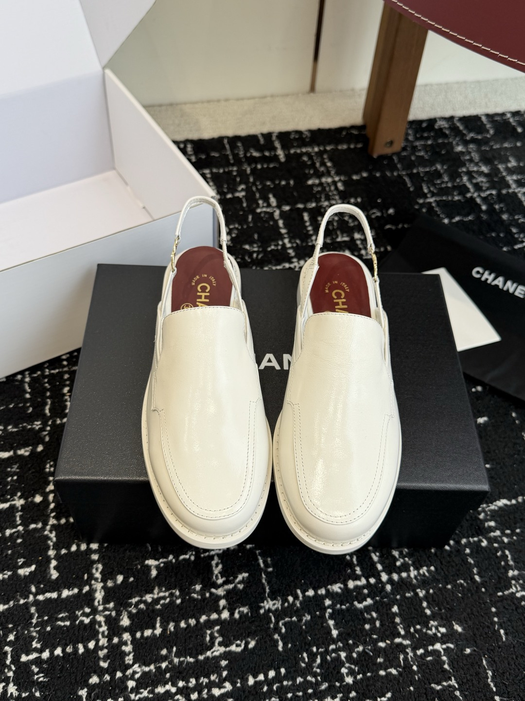 NO:788344,Purchasing agent level (official website sync box packaging) Chanel 26ss Xiaoxiang new half-slip loafers spring and summer must-have hot items for fragrances. Goddess series, with the elegant and ladylike temperament of fragrances, super attractive, irresistible, heart-warming... Imported calfskin open edge beads on the upper, imported suede, original molded hardware logo, mixed sheepskin lining, Italian genuine leather outsole Size#35-42 (40 41  42 Customized (non-refundable), sandals, chanel, chanel, loafers, sandals, cowhide, sheepskin, chamois leather, Leather soles19860909代购级（官网同步盒包装） Chanel 26ss 小香 新款 半拖 乐福鞋春夏香家必备爆款 女神系列,拥有香家特色优雅名媛气质,超级耐看,让人无法抗拒,心动ing…… 鞋面进口小牛皮开边珠 进口麂皮 原版开模五金logo 内里混种羊皮 大底意大利真皮大底 Size#35-42（40 41 42定做不退换）,凉鞋,chanel,chanel,loafers,sandals,cowhide,sheepskin,chamois leather,Leather soles,Women's Shoes