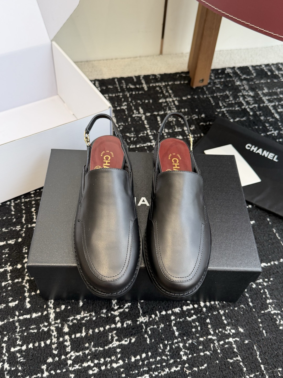 NO:788345,Purchasing agent level (official website sync box packaging) Chanel 26ss Xiaoxiang new half-slip loafers spring and summer must-have hot styles for fragrances. Goddess series, with the elegant and ladylike temperament of fragrances, super attractive, irresistible, heart-beating... Imported calfskin open edge beads on the upper Original molded hardware logo Mixed sheepskin lining Outsole Italian genuine leather outsole Size #35-42 (40 41  42 Customized (non-refundable), sandals, chanel, chanel, loafers, sandals, cowhide, sheepskin, Leather soles19860909代购级（官网同步盒包装） Chanel 26ss 小香 新款 半拖 乐福鞋春夏香家必备爆款 女神系列,拥有香家特色优雅名媛气质,超级耐看,让人无法抗拒,心动ing…… 鞋面进口小牛皮开边珠 原版开模五金logo 内里混种羊皮 大底意大利真皮大底 Size#35-42（40 41 42定做不退换）,凉鞋,chanel,chanel,loafers,sandals,cowhide,sheepskin,Leather soles,Women's Shoes